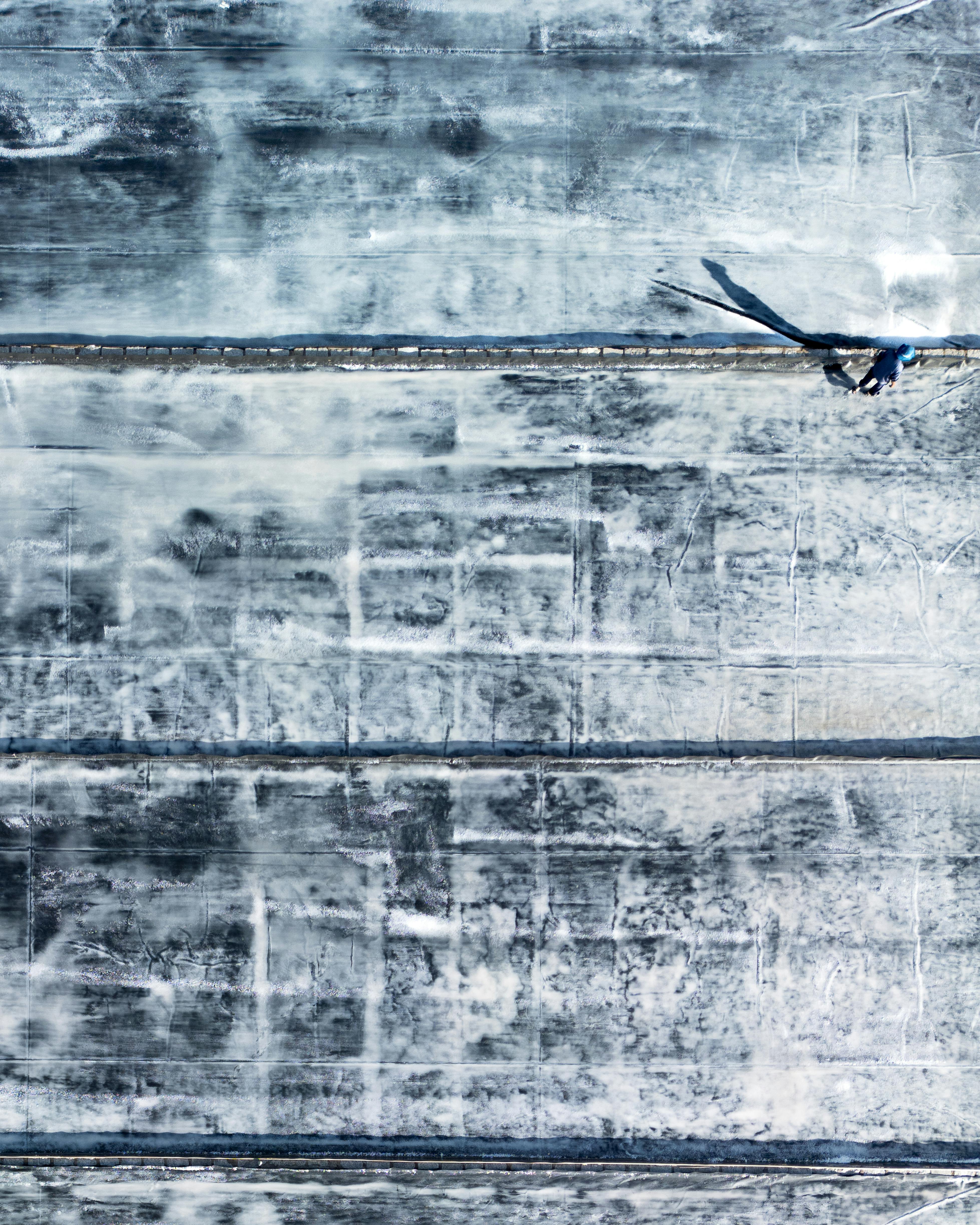 бесплатная Вид сверху на рабочих соляных промыслов на обширных соляных полях во Вьетнаме. Стоковое фото