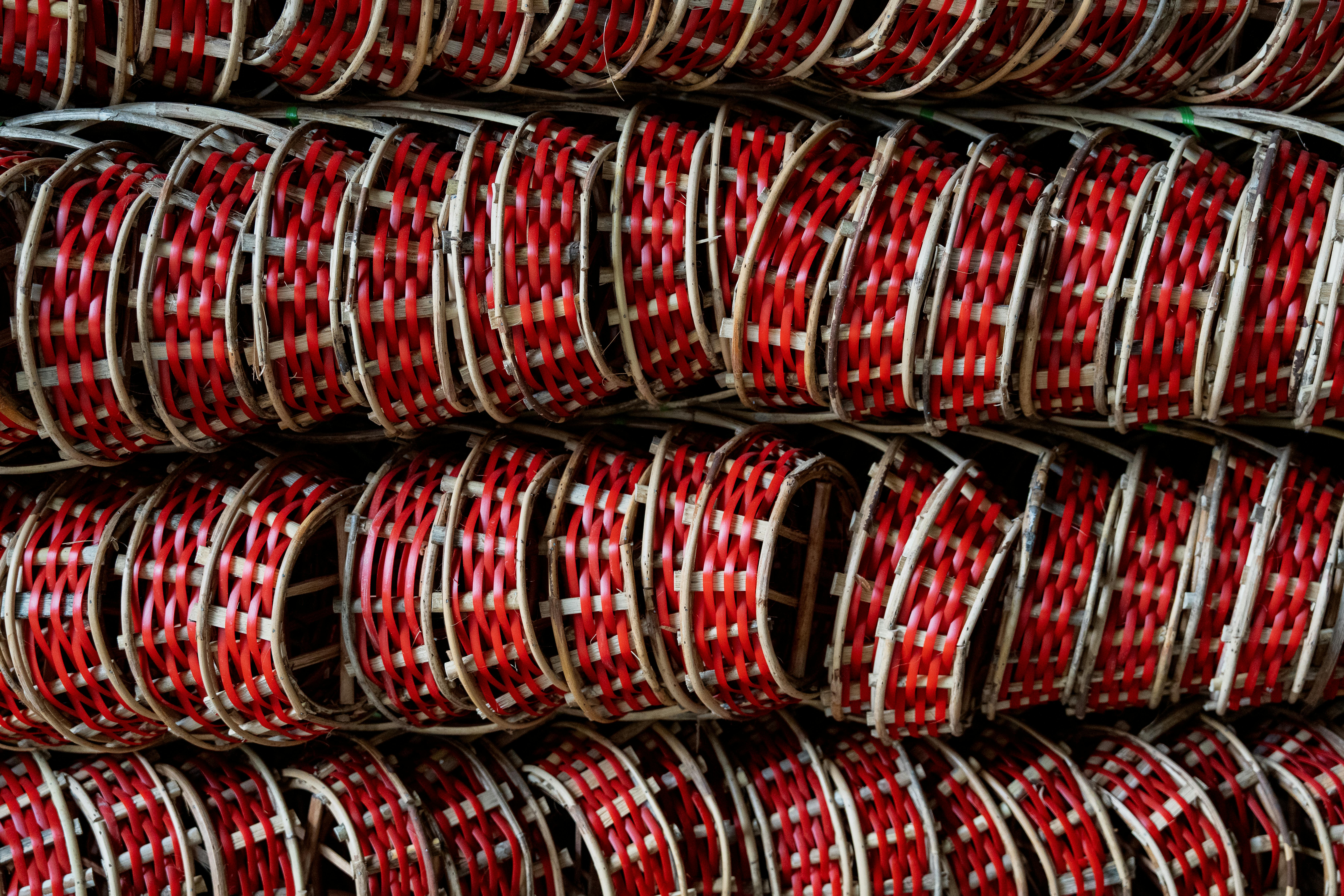 Gratuit Des paniers rouges et en bambou finement ouvragés, soigneusement empilés, témoignent du savoir-faire traditionnel vietnamien. Photos