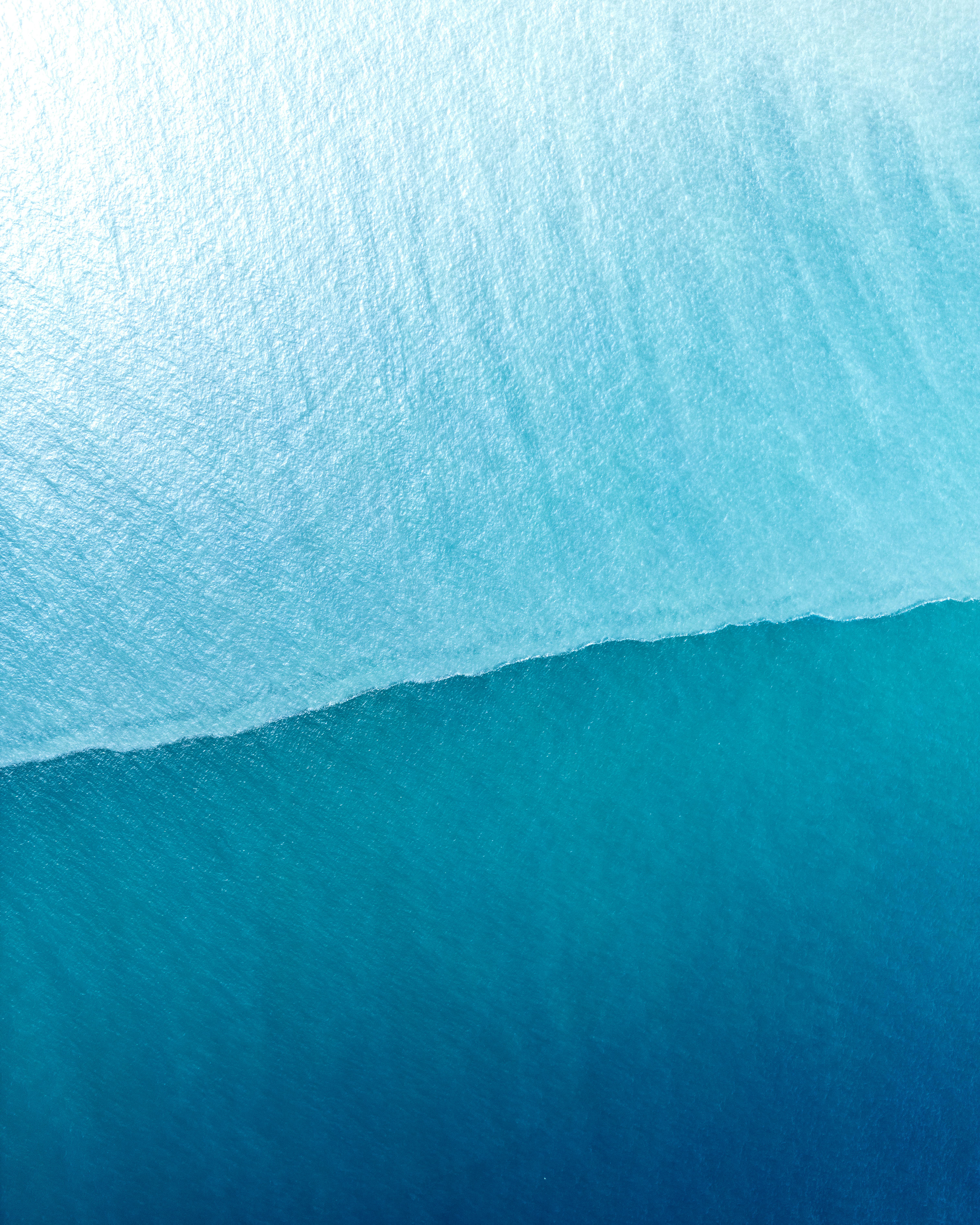 бесплатная Потрясающий вид с воздуха, запечатлевший градиент синих океанских волн вдоль вьетнамского побережья. Стоковое фото