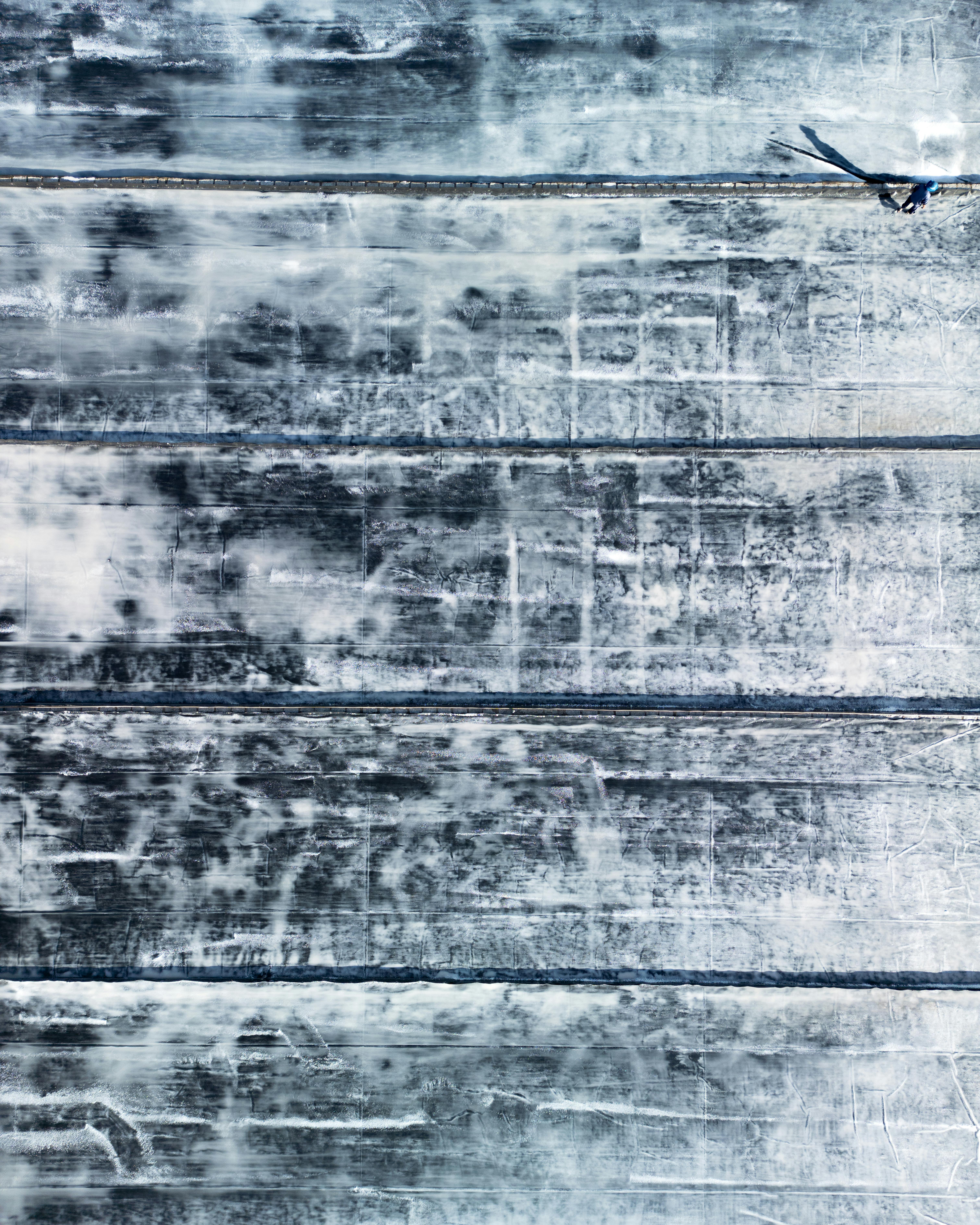 無料 抽象的な模様が特徴的なベトナムのテクスチャ加工された塩田の航空写真。 写真素材