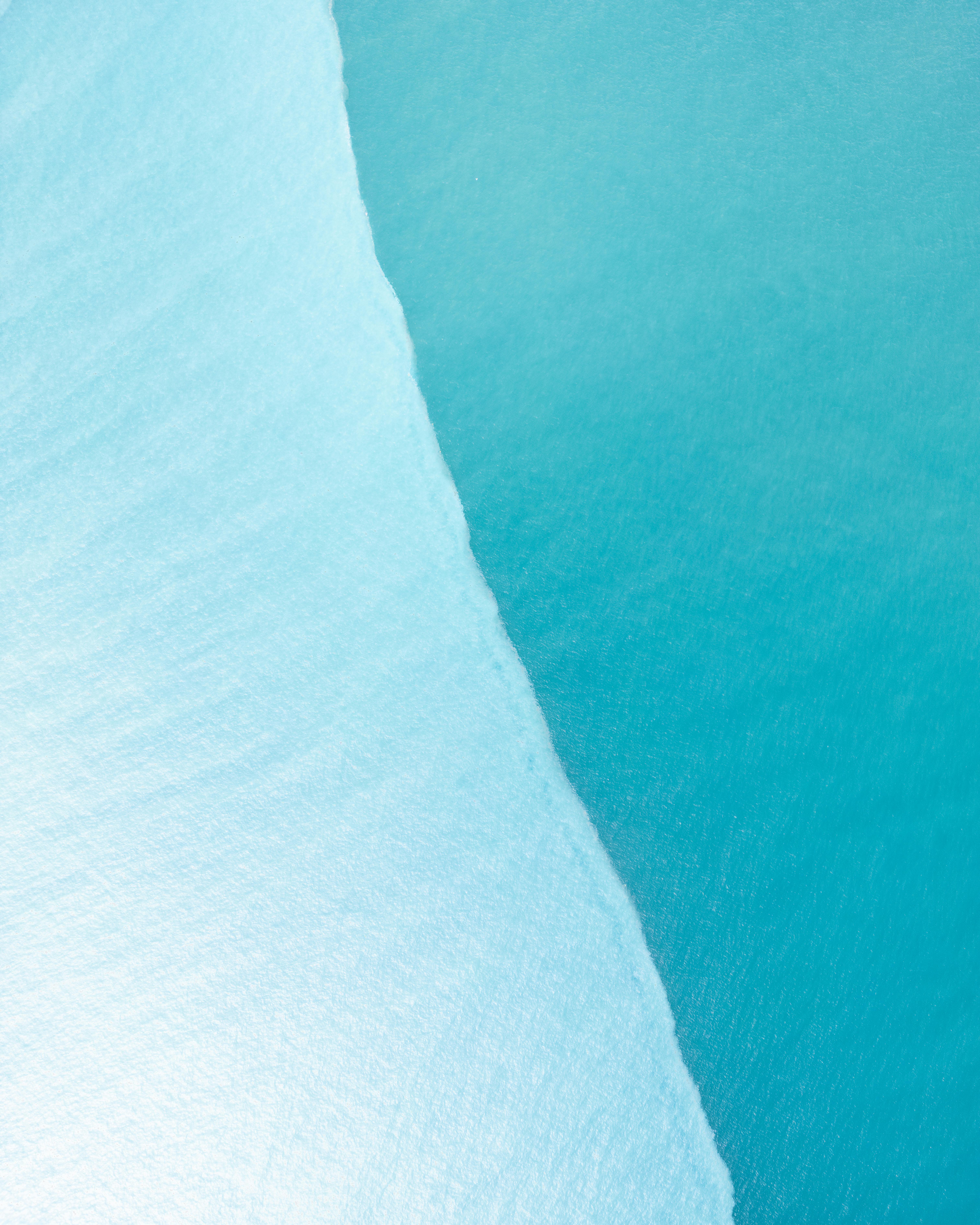 бесплатная Потрясающий аэрофотоснимок бирюзовых океанских вод во Вьетнаме, демонстрирующий природные текстуры. Стоковое фото