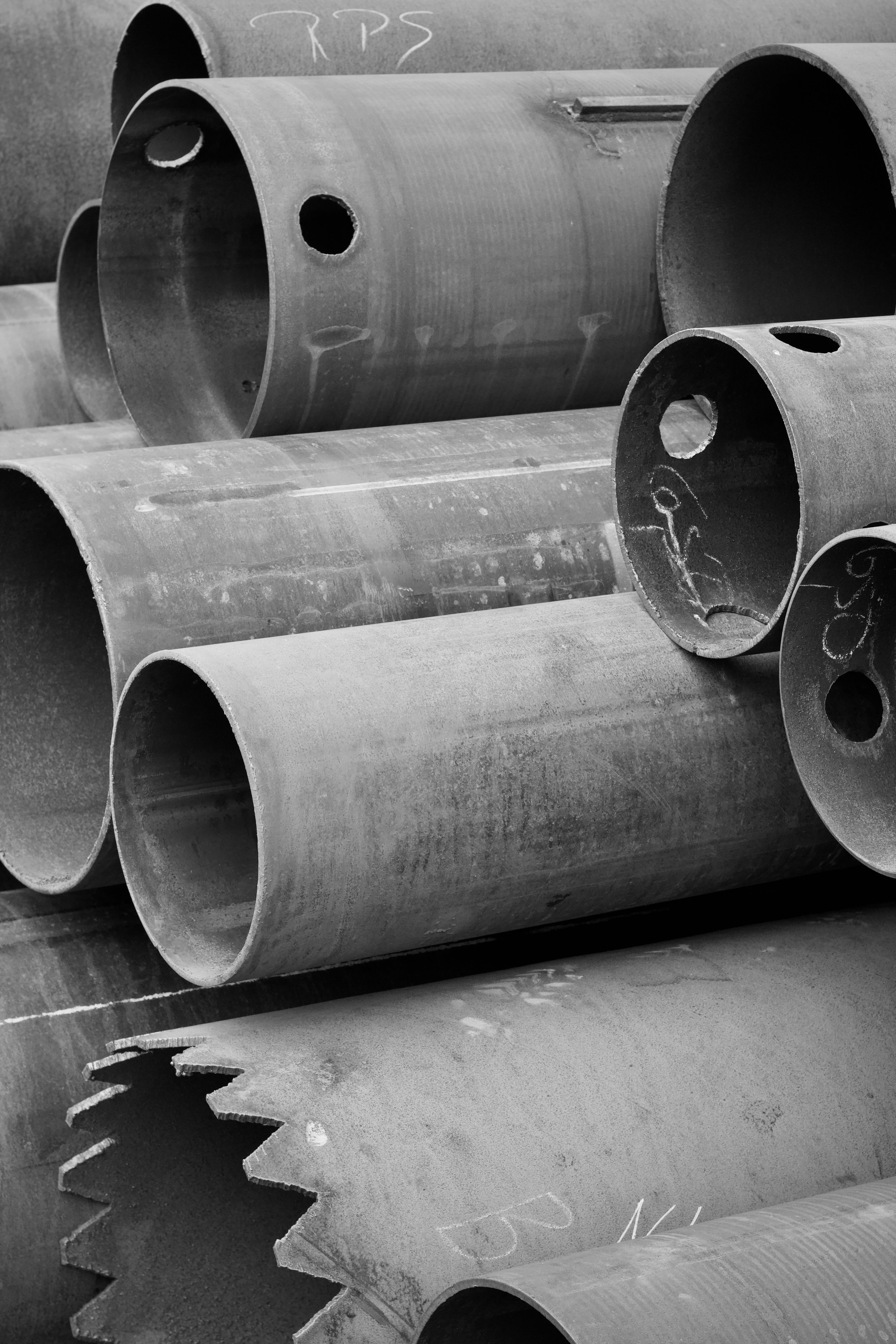 Gratis Monokromt billede af stablede metalrør, der fremviser industriel tekstur og design. Lagerfoto