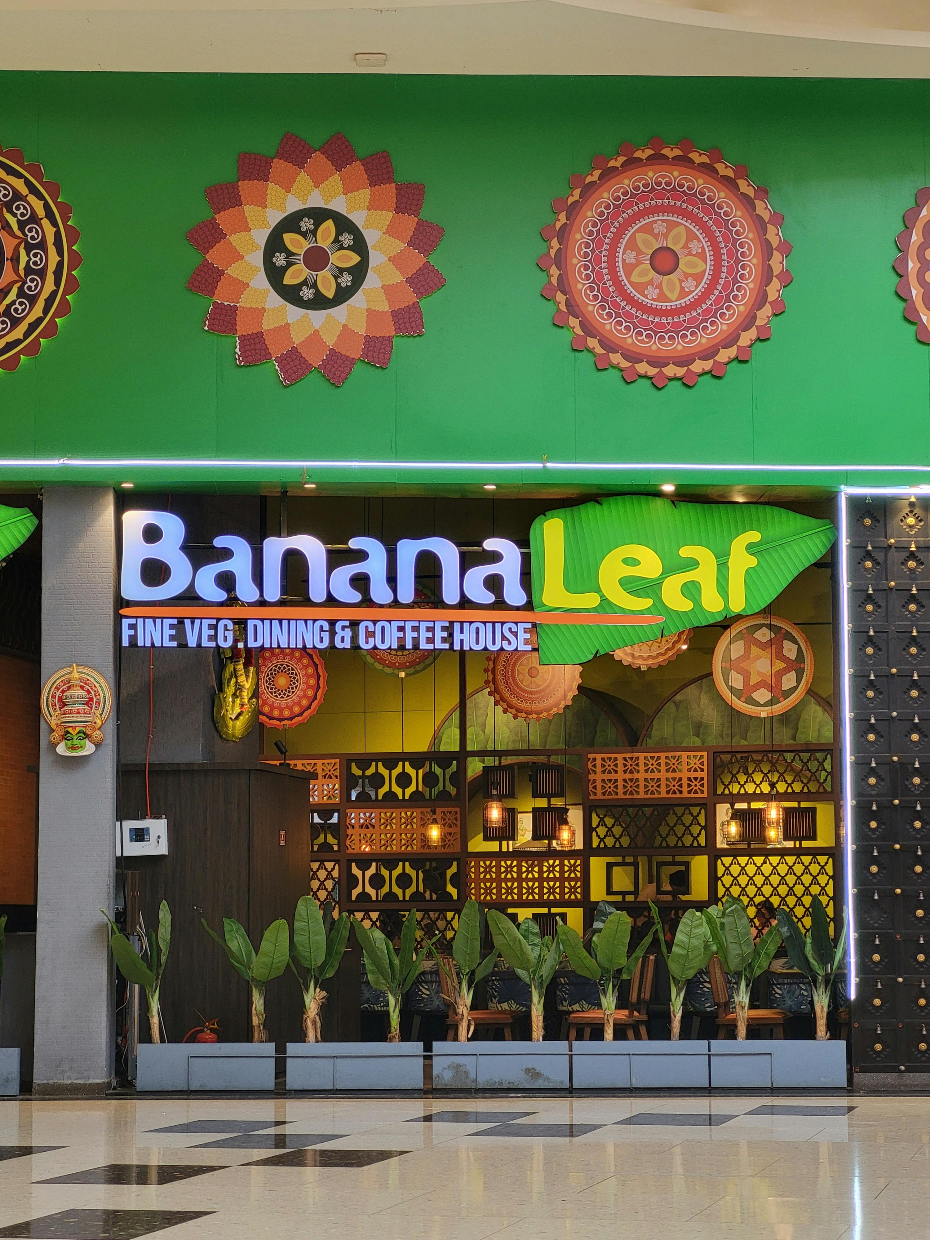 бесплатная Красочная витрина кафе и закусочной Banana Leaf с индийским декором. Стоковое фото