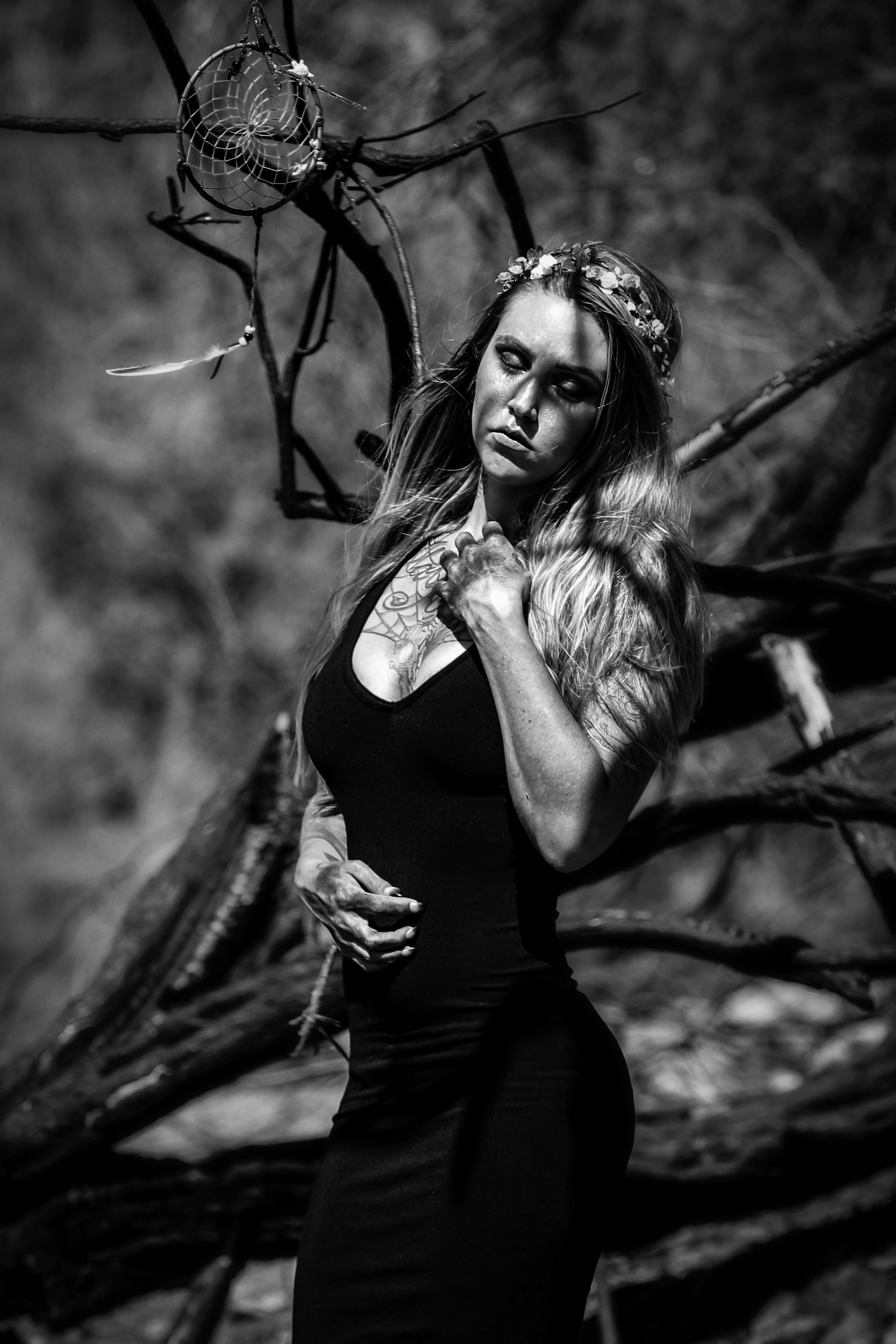 户外，一个女人摆着姿势，黑白肖像带着神秘的触感，令人惊叹