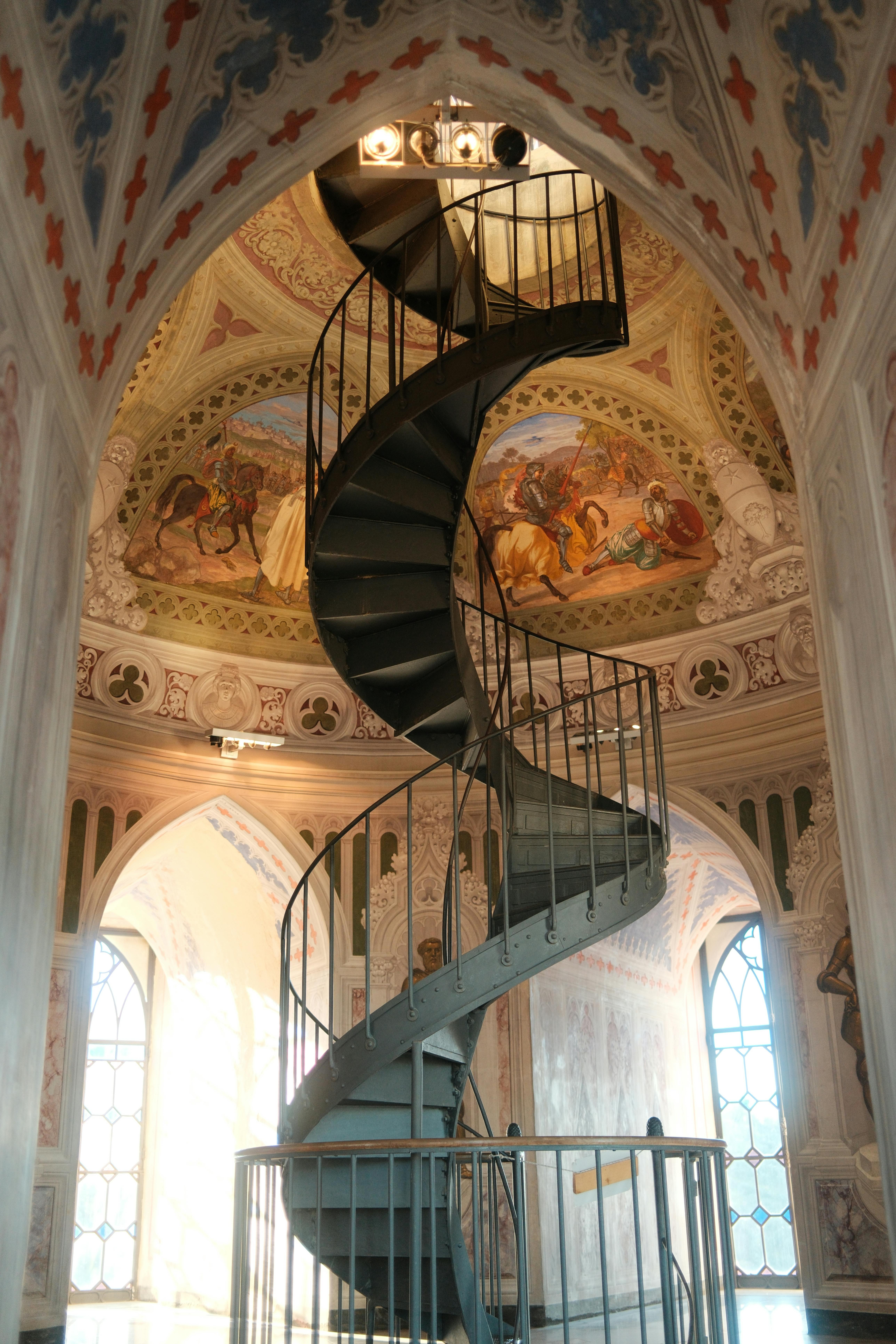 無料 豪華に装飾されたゴシック様式の塔の中にある見事な螺旋階段。 写真素材