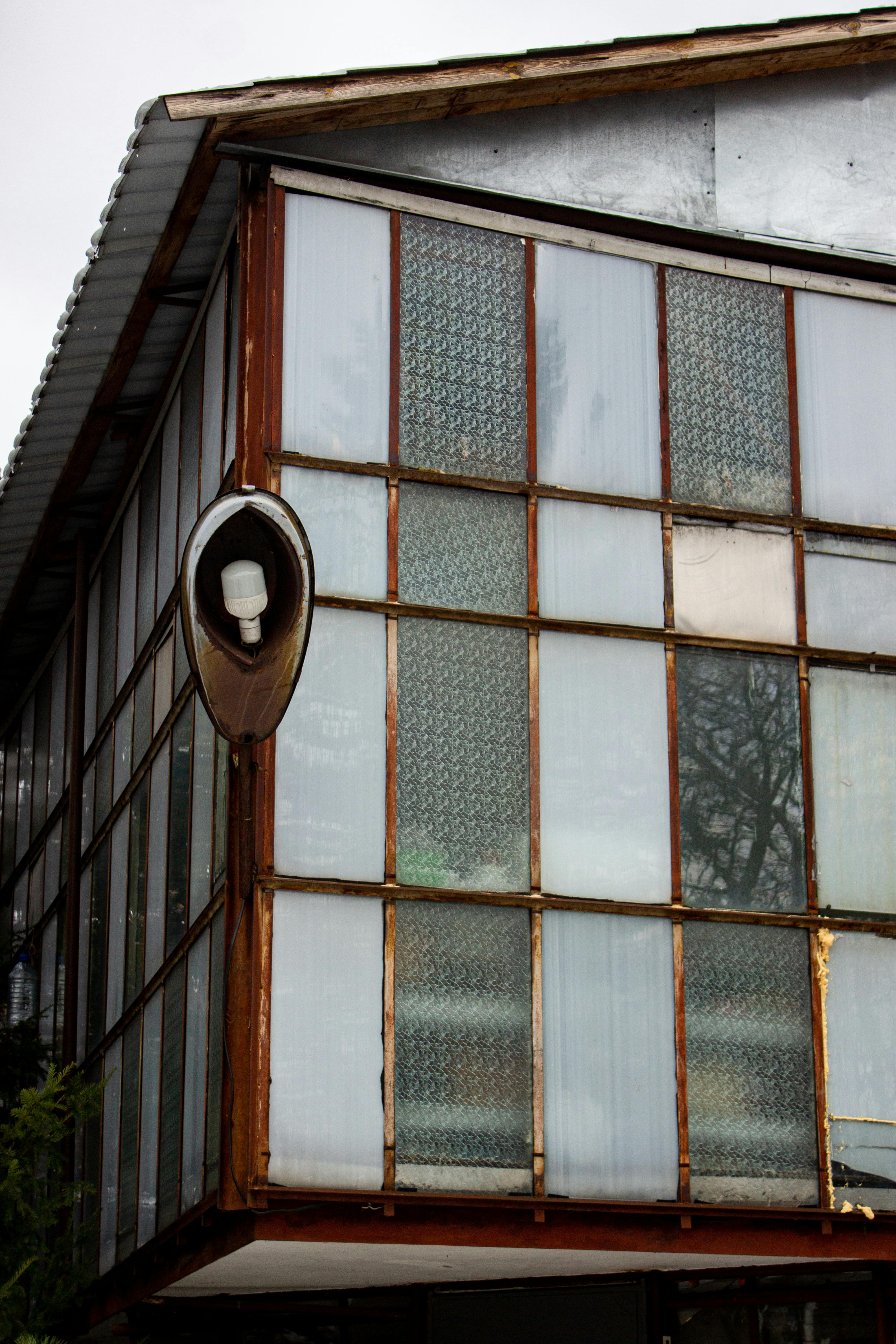 бесплатная Промышленное здание в деревенском стиле с винтажными большими окнами и светильником с лампочками. Стоковое фото