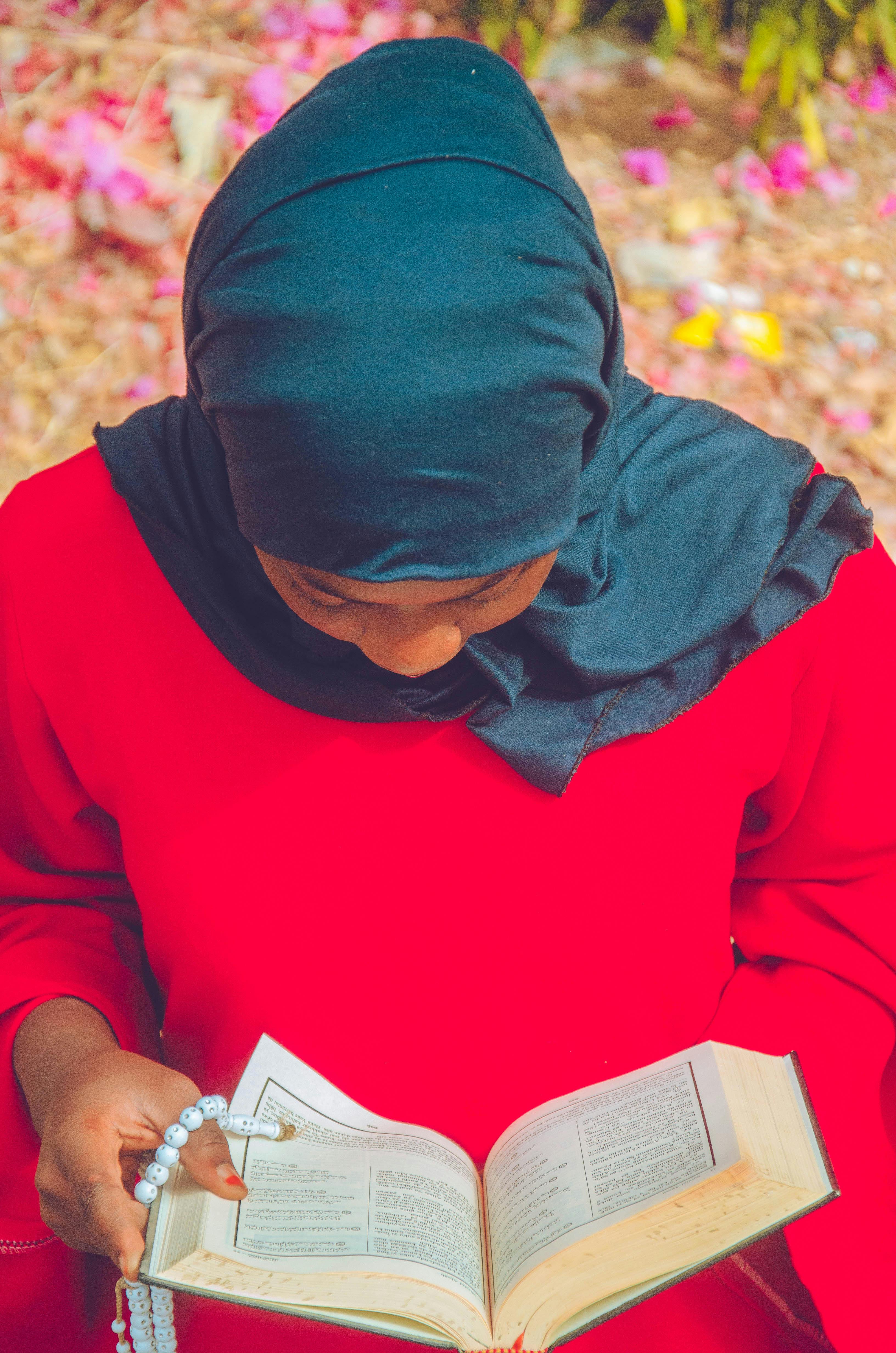 Gratis lagerfoto af åndelig praksis, bedekranse, bog Lagerfoto