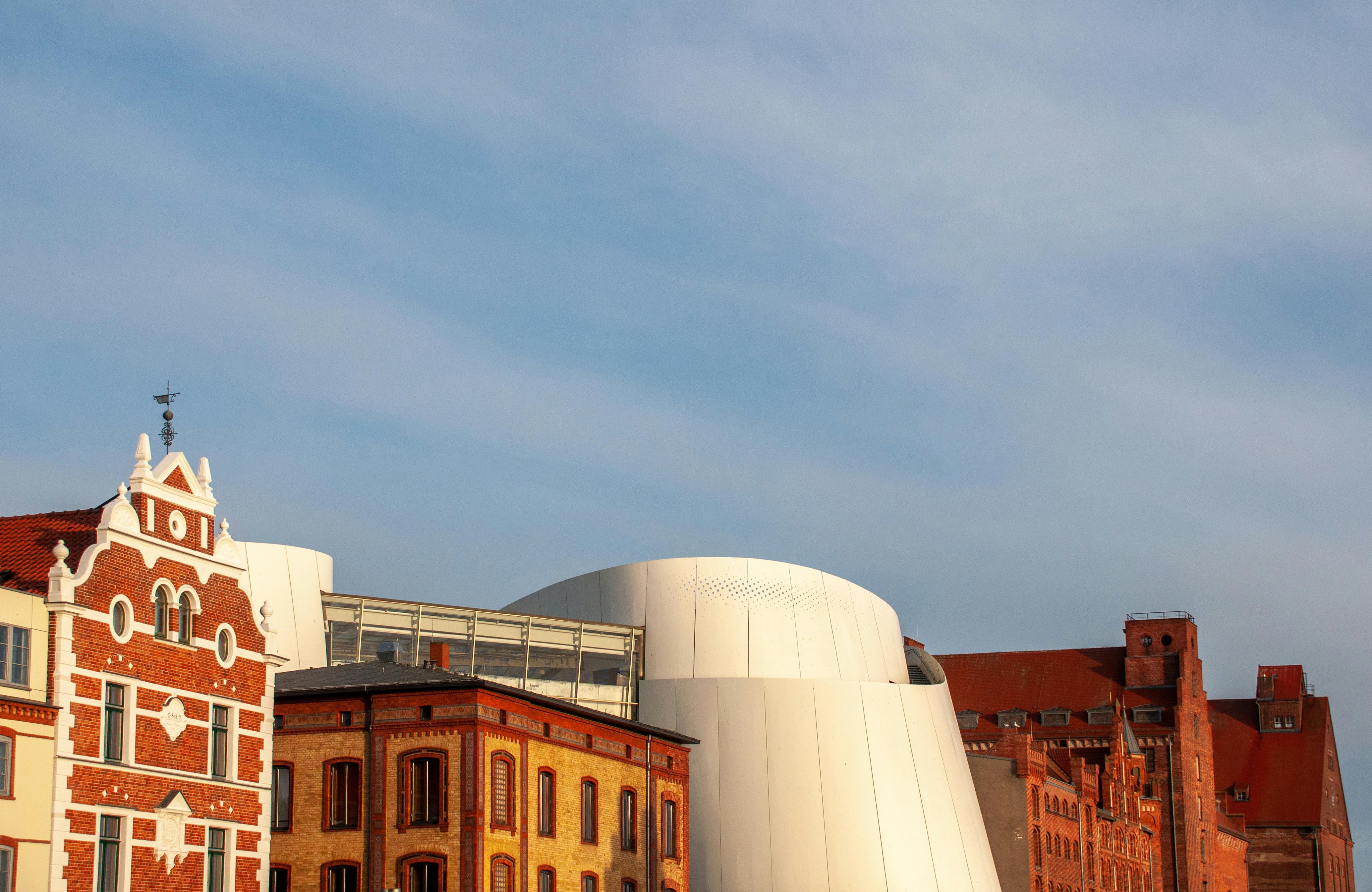 無料 青い空の下、歴史的建築と現代建築が見事に融合しています。 写真素材