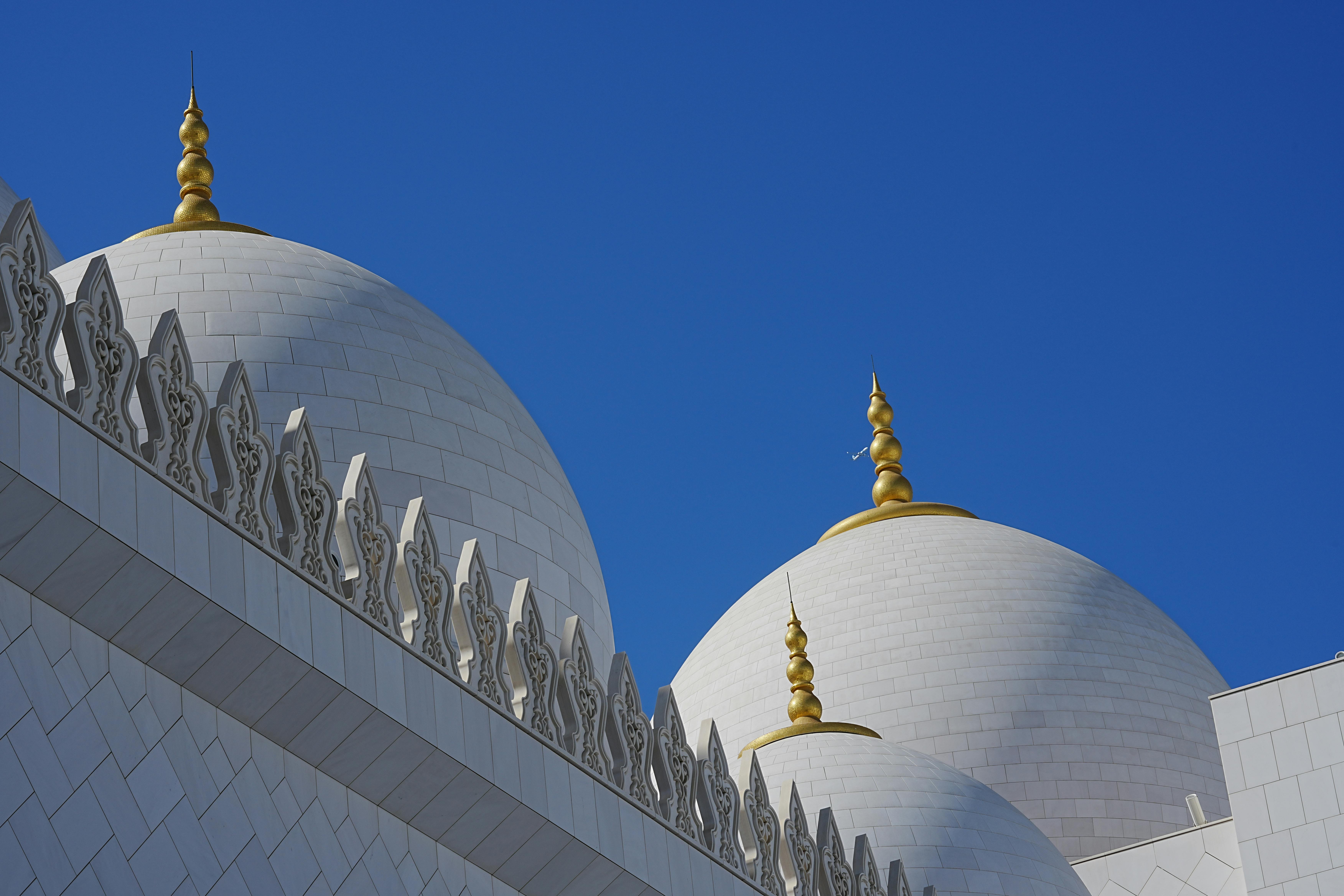 Gratis Kubah-kubah putih elegan Masjid Agung Sheikh Zayed di Abu Dhabi dengan latar belakang langit biru jernih. Foto Stok