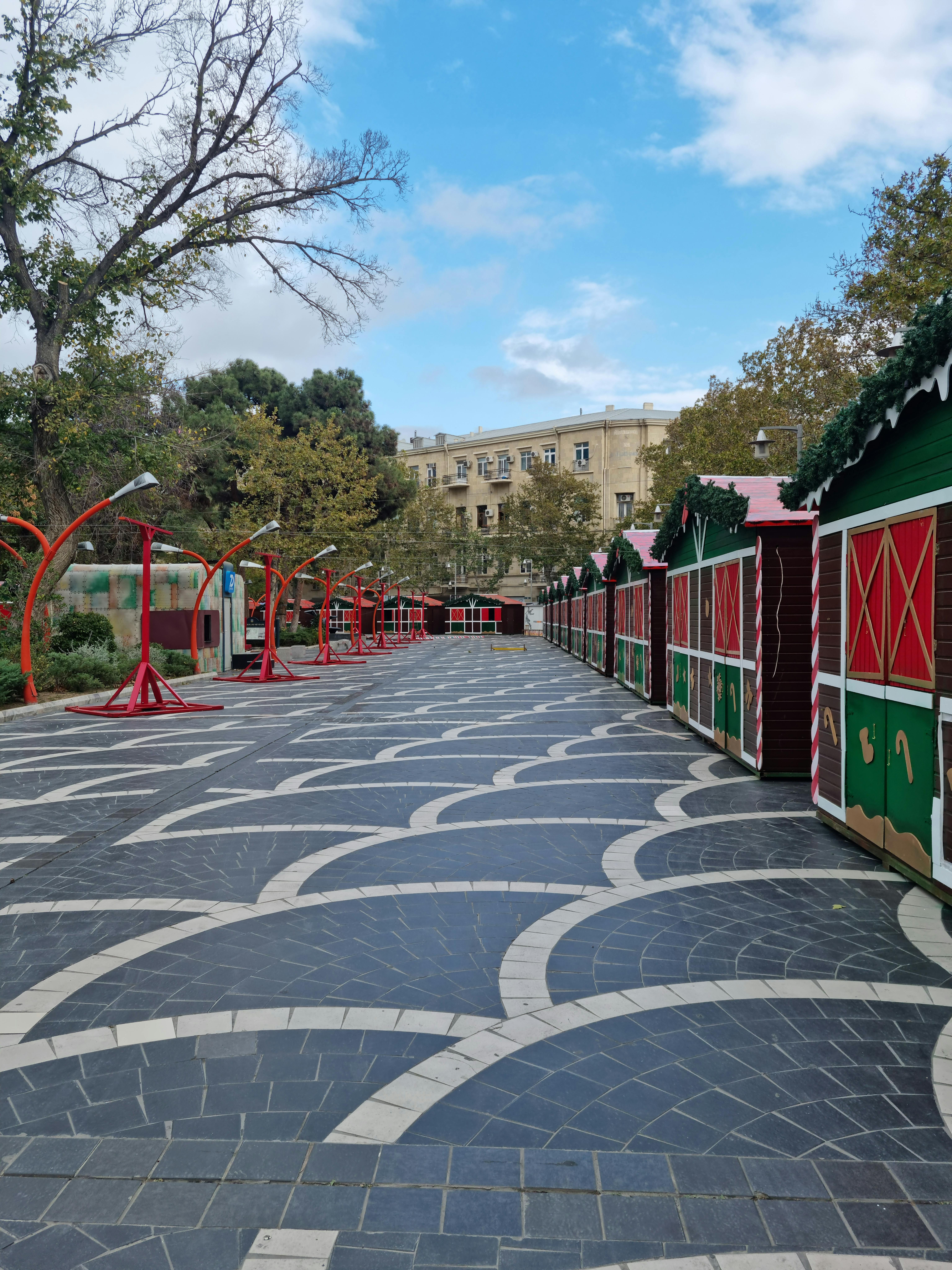 бесплатная Яркие рыночные прилавки в Баку с интересными узорами под голубым небом. Стоковое фото