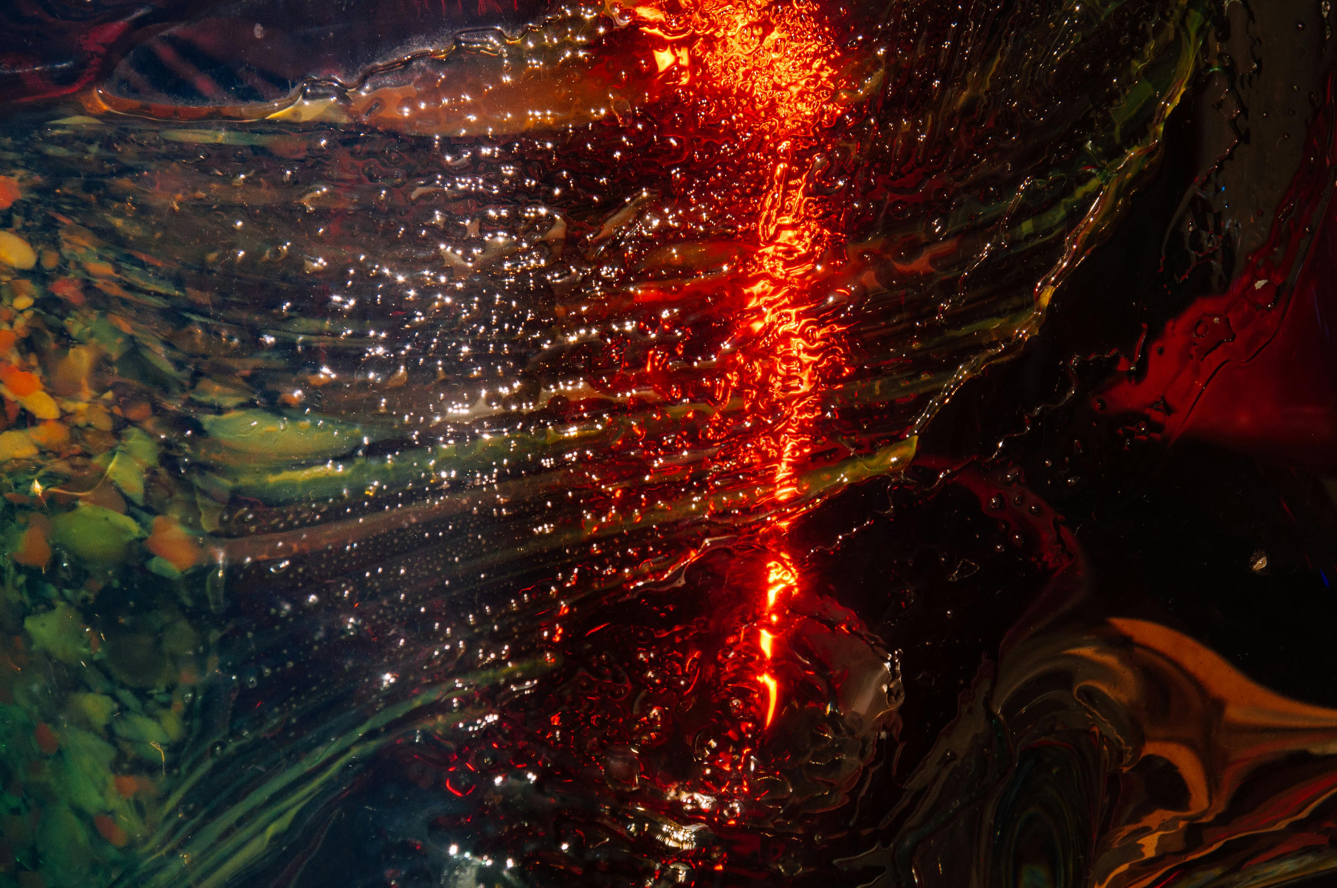 Gratis Foto abstrak yang semarak, menangkap tekstur cairan dan pantulan cahaya warna-warni. Foto Stok