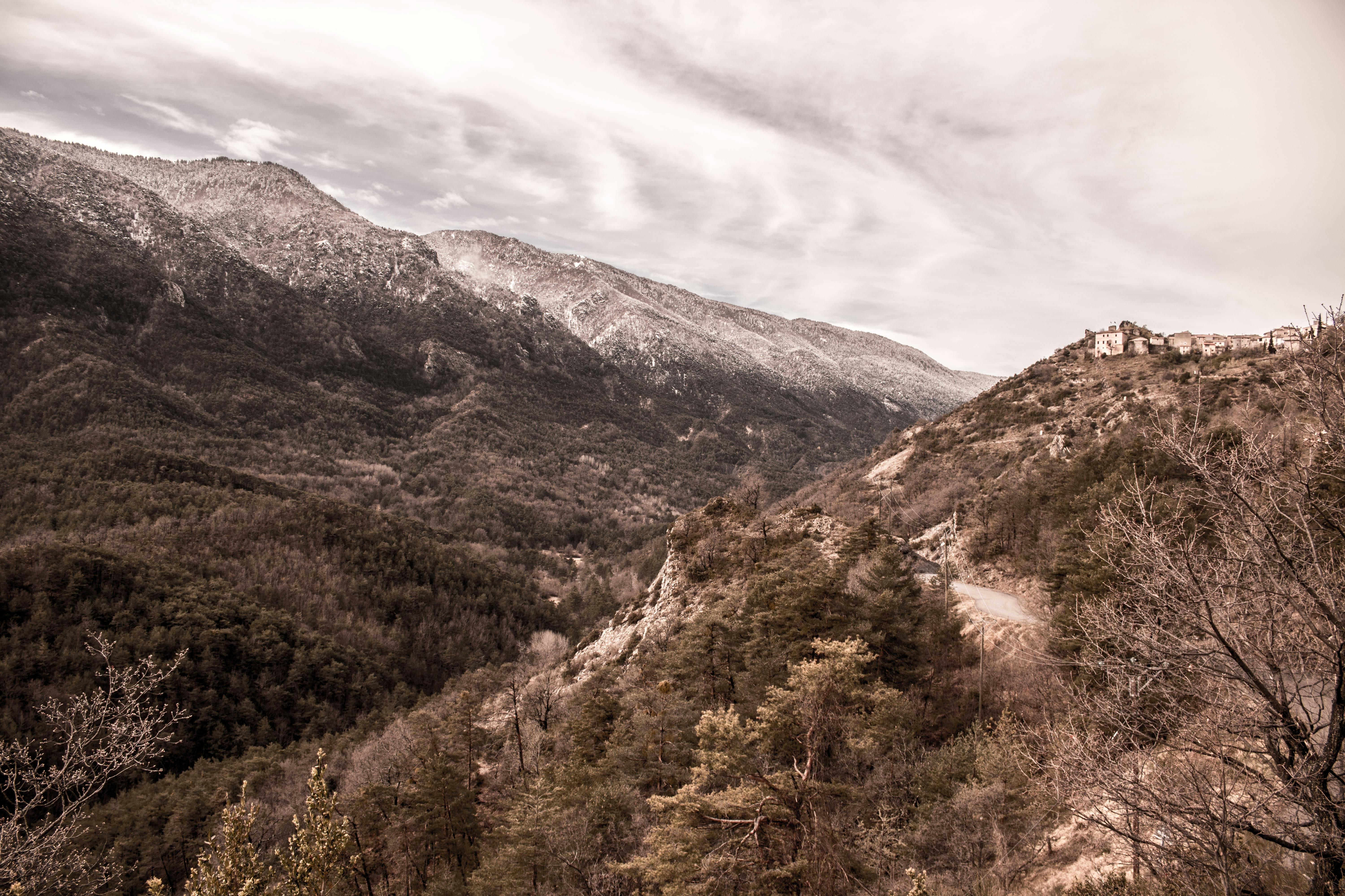 Gratis Pemandangan indah desa Gourdon di Occitanie dengan pegunungan yang megah. Foto Stok