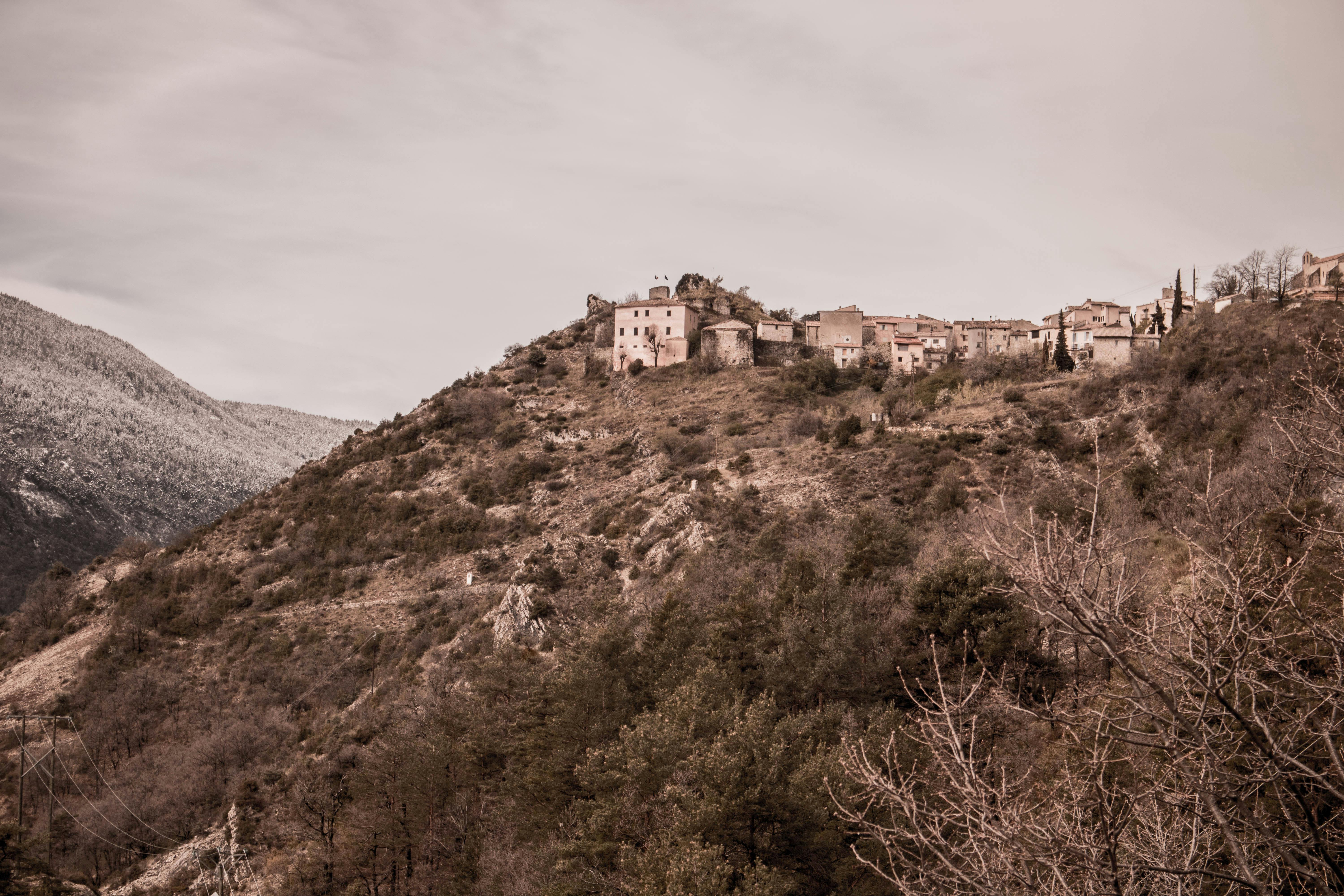 Vue imprenable sur le pittoresque village perché de Gourdon, en Occitanie, France.