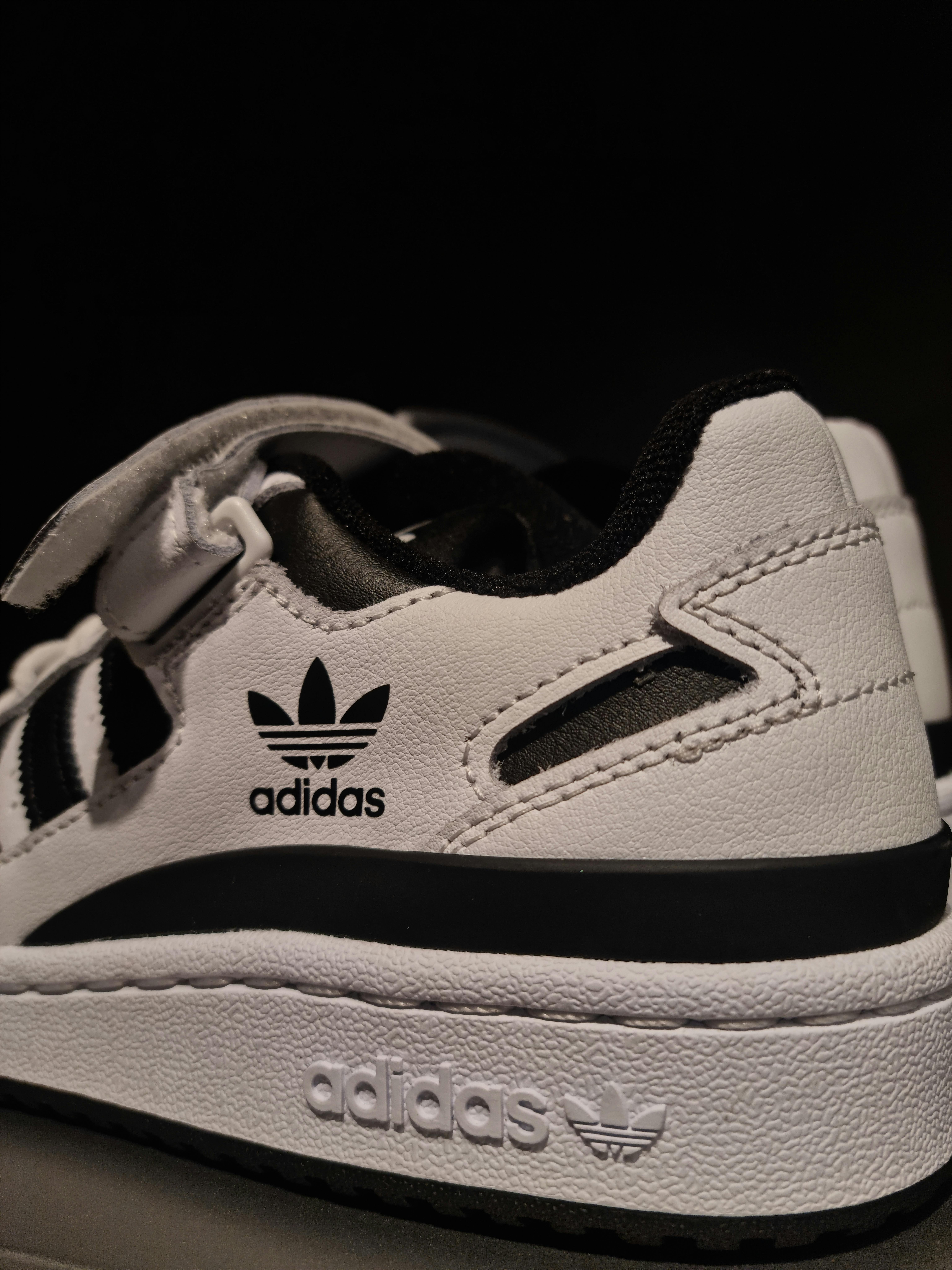 Gratis Foto close-up detail sepatu kets Adidas yang menampilkan desain dan logo, diambil di Baku, Azerbaijan. Foto Stok