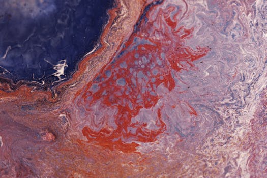 充满活力的抽象流体艺术，以旋转的红色和蓝色，展现了现代创意表达