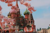 莫斯科的圣巴西尔大教堂由樱花构成，展现了充满活力的俄罗斯建筑风格
