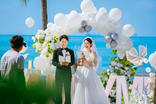 一对新人正在电脑前规划婚礼预算