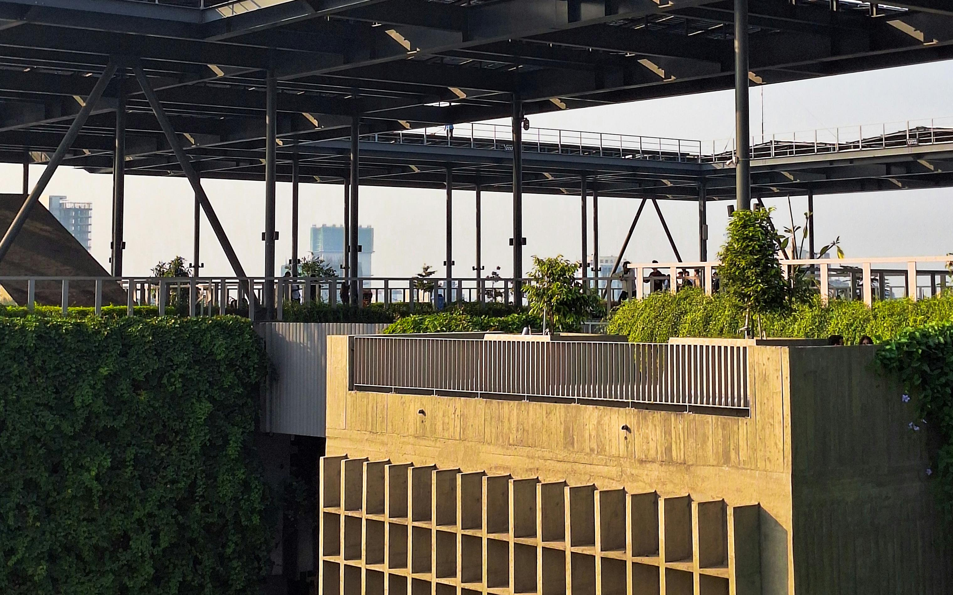 無料 都会の緑を楽しめる、モダンな鉄筋コンクリート構造に統合された屋上庭園。 写真素材