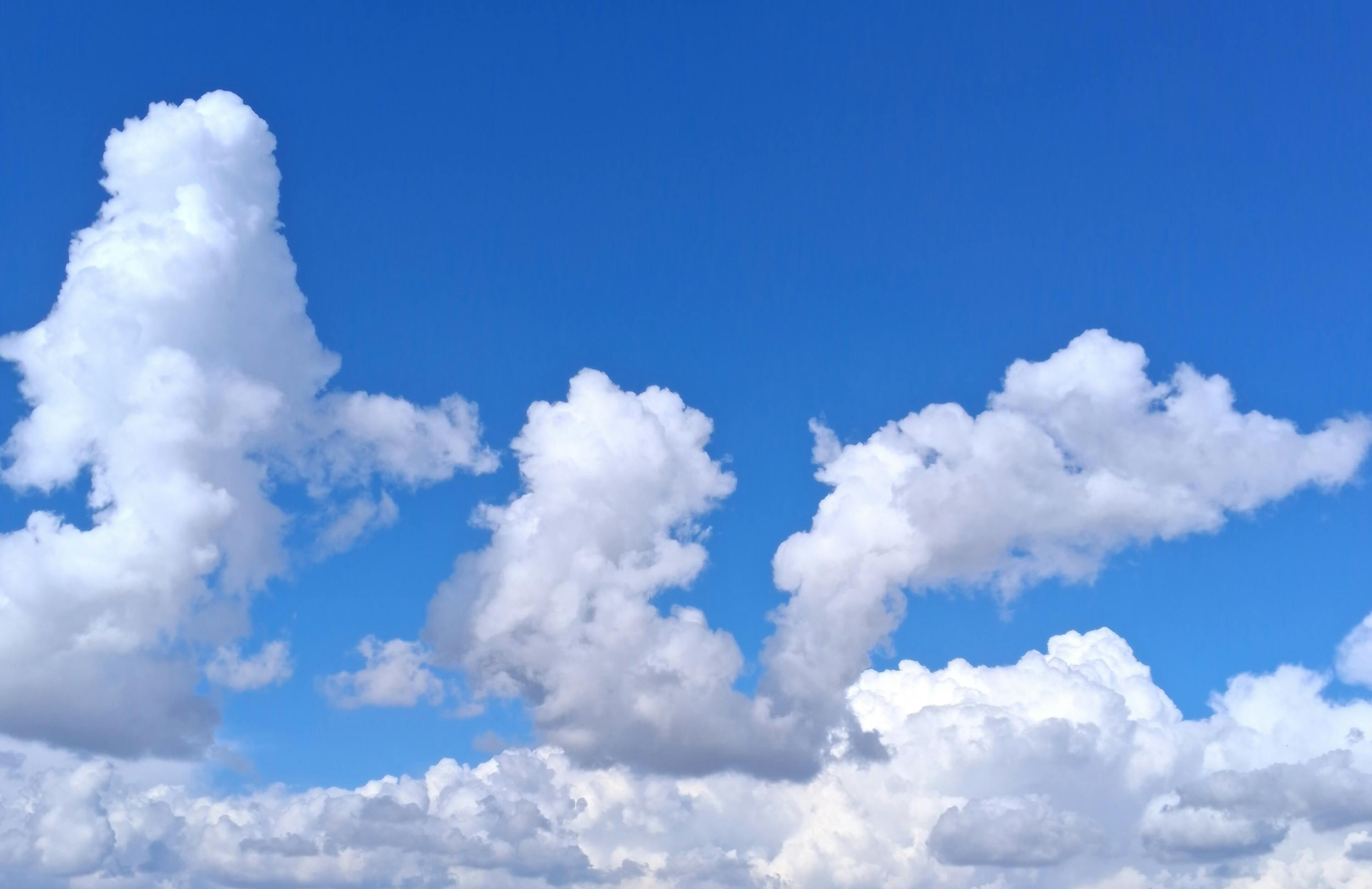 Gratis Langit biru cerah dengan awan putih besar dan lembut di hari yang cerah. Foto Stok