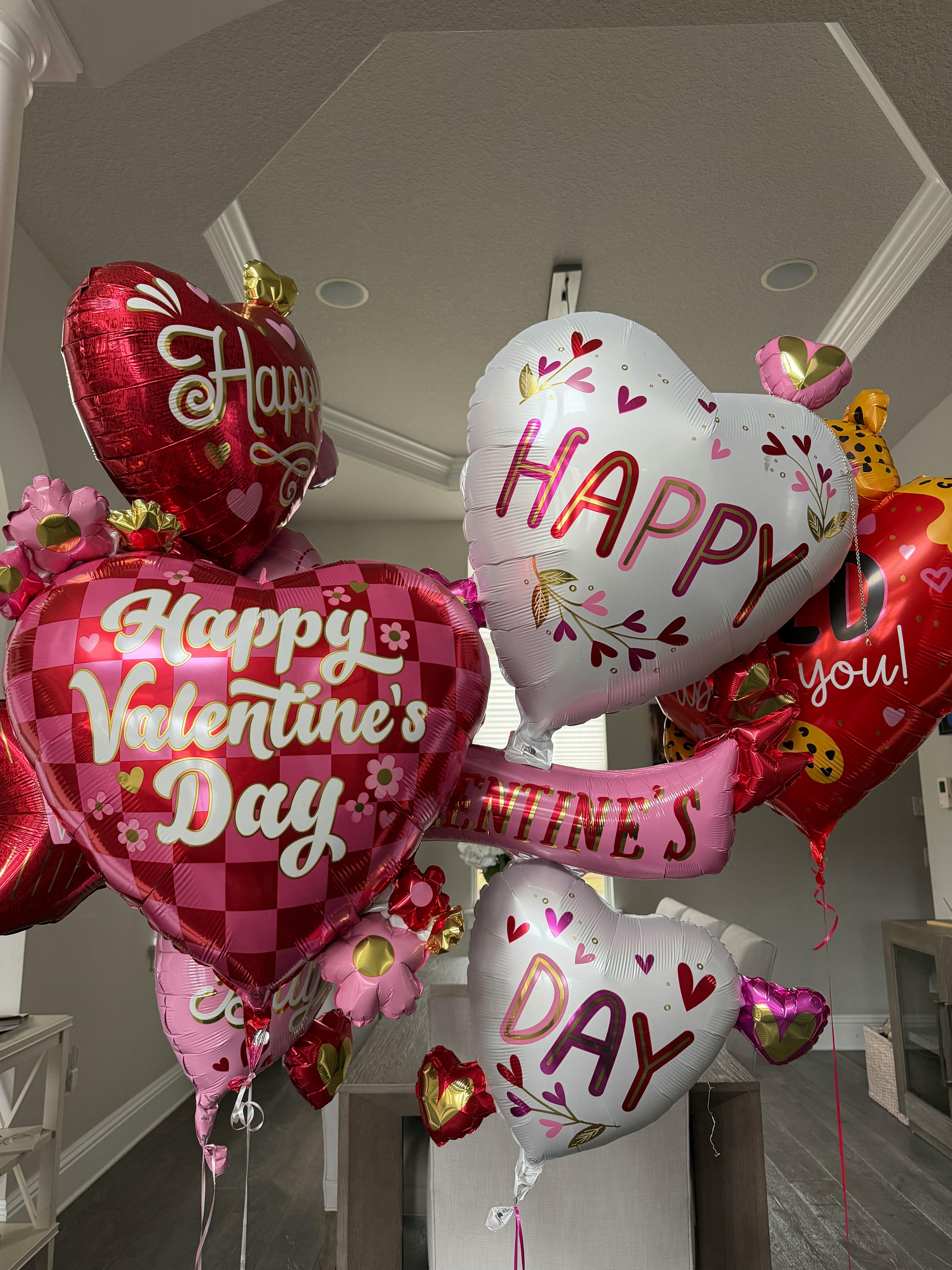 Gratis Fargerike hjerteformede Valentinsballonger innendørs som skaper en festlig atmosfære. Arkivbilde