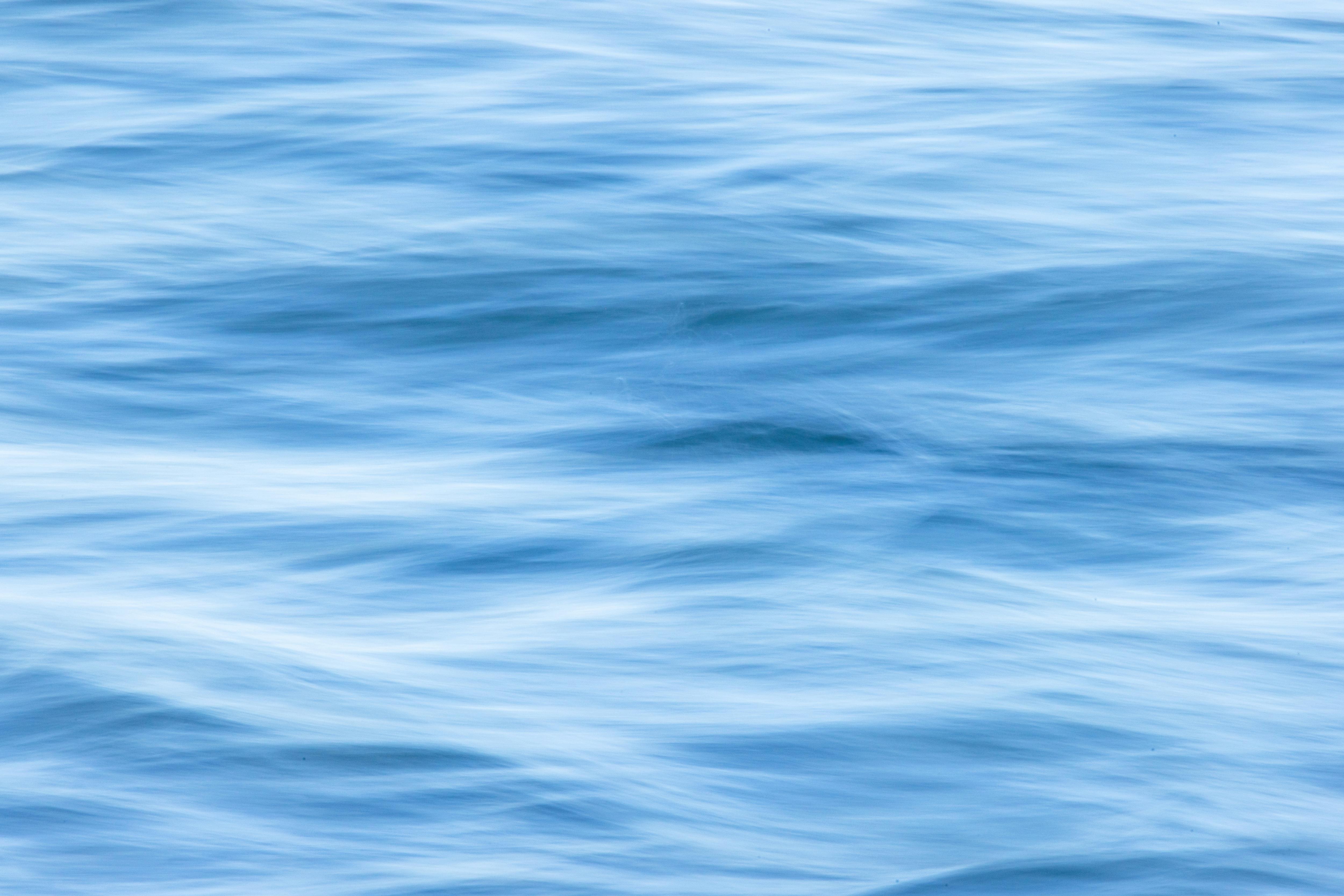 Gratis Immagine astratta e rilassante di onde blu sfocate dell'oceano che creano una trama tranquilla. Foto a disposizione