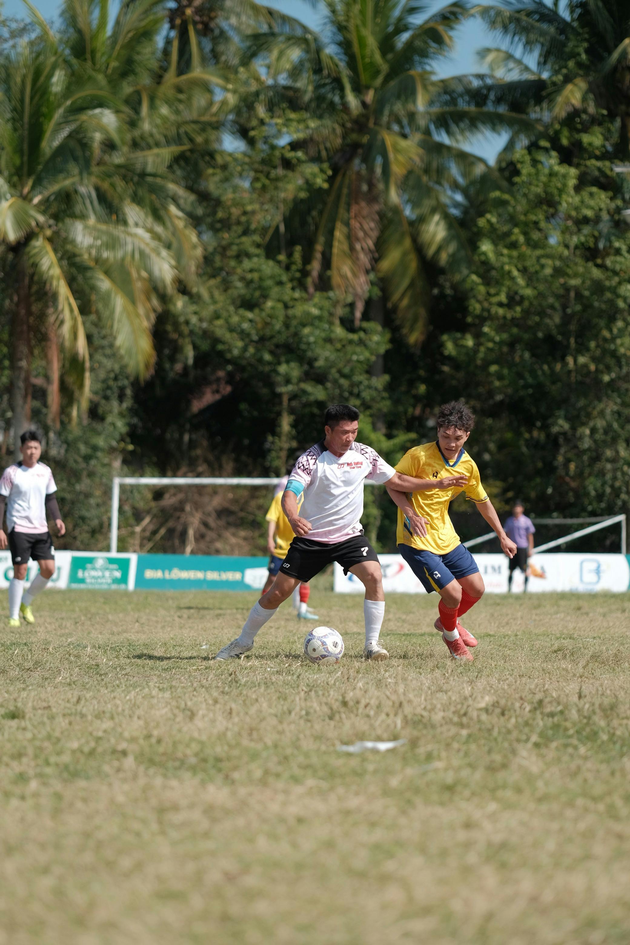 Gratis Pertandingan sepak bola remaja di luar ruangan yang seru di hari yang cerah dengan para pemain beraksi. Foto Stok