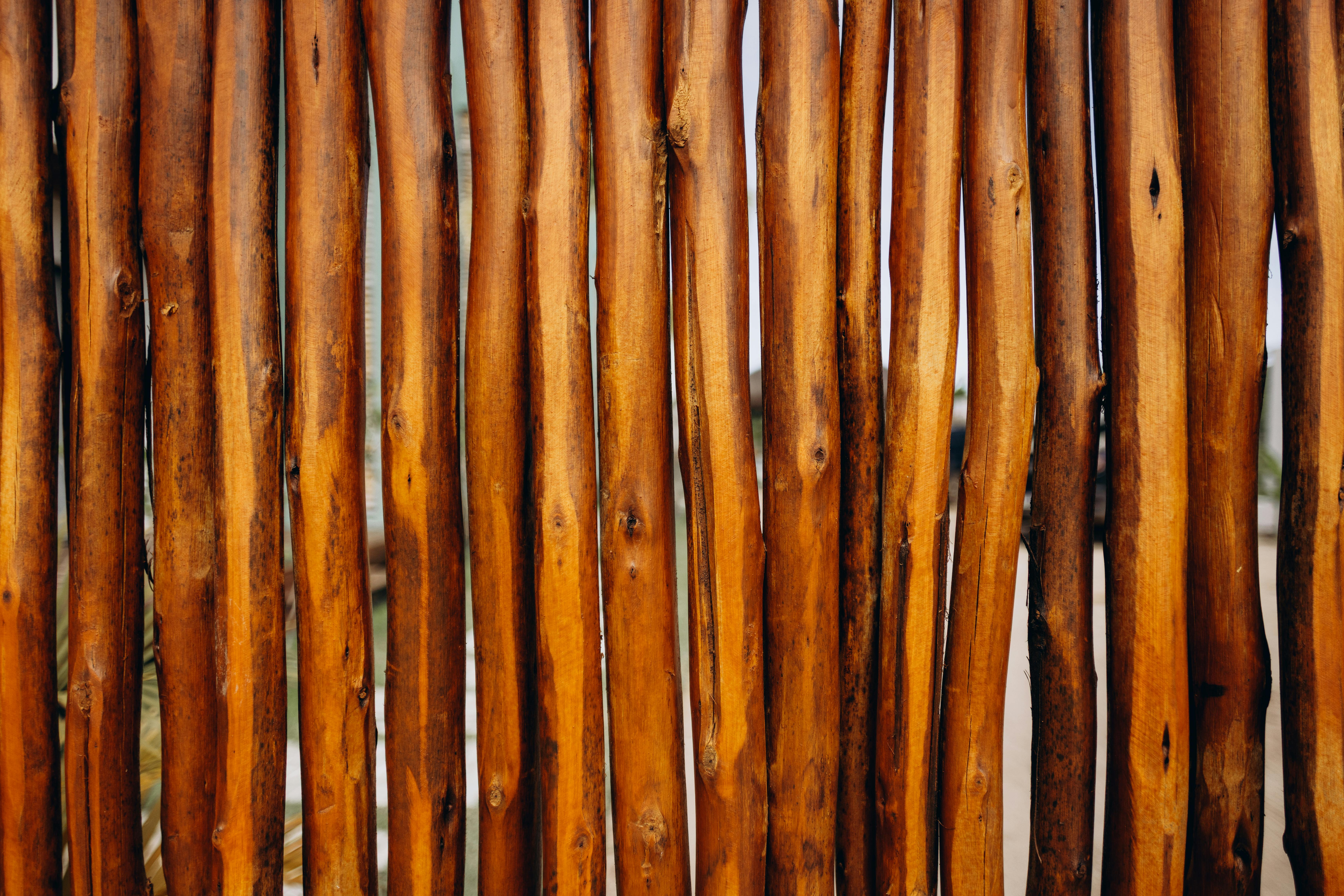 Δωρεάν Κοντινό πλάνο ενός ρουστίκ ξύλινου φράχτη που αναδεικνύει τη φυσική του υφή και τους ζεστούς τόνους του. Φωτογραφία από στοκ φωτογραφιών