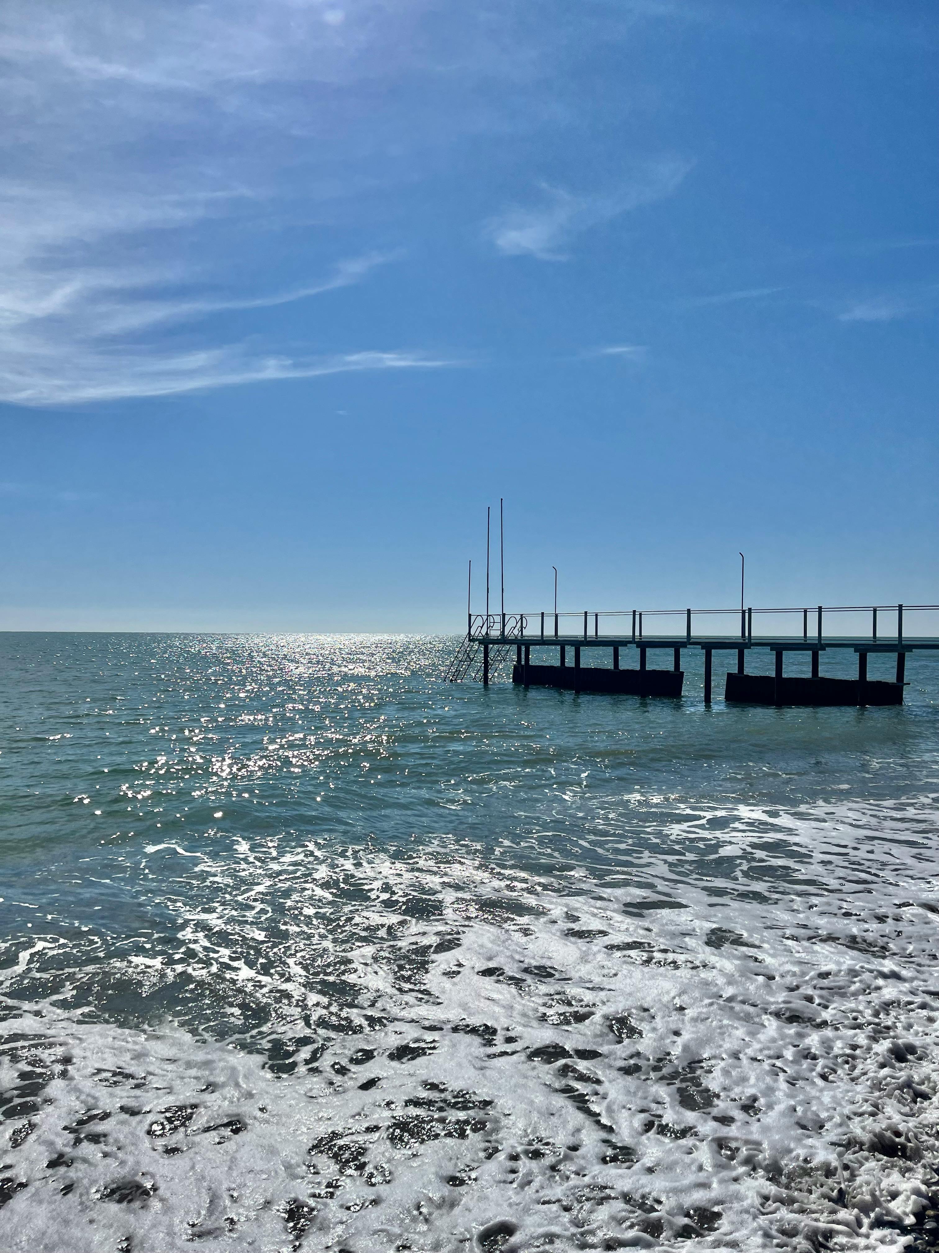 Gratis Pemandangan dermaga yang tenang di bawah langit musim panas yang cerah di pantai Mediterania. Foto Stok