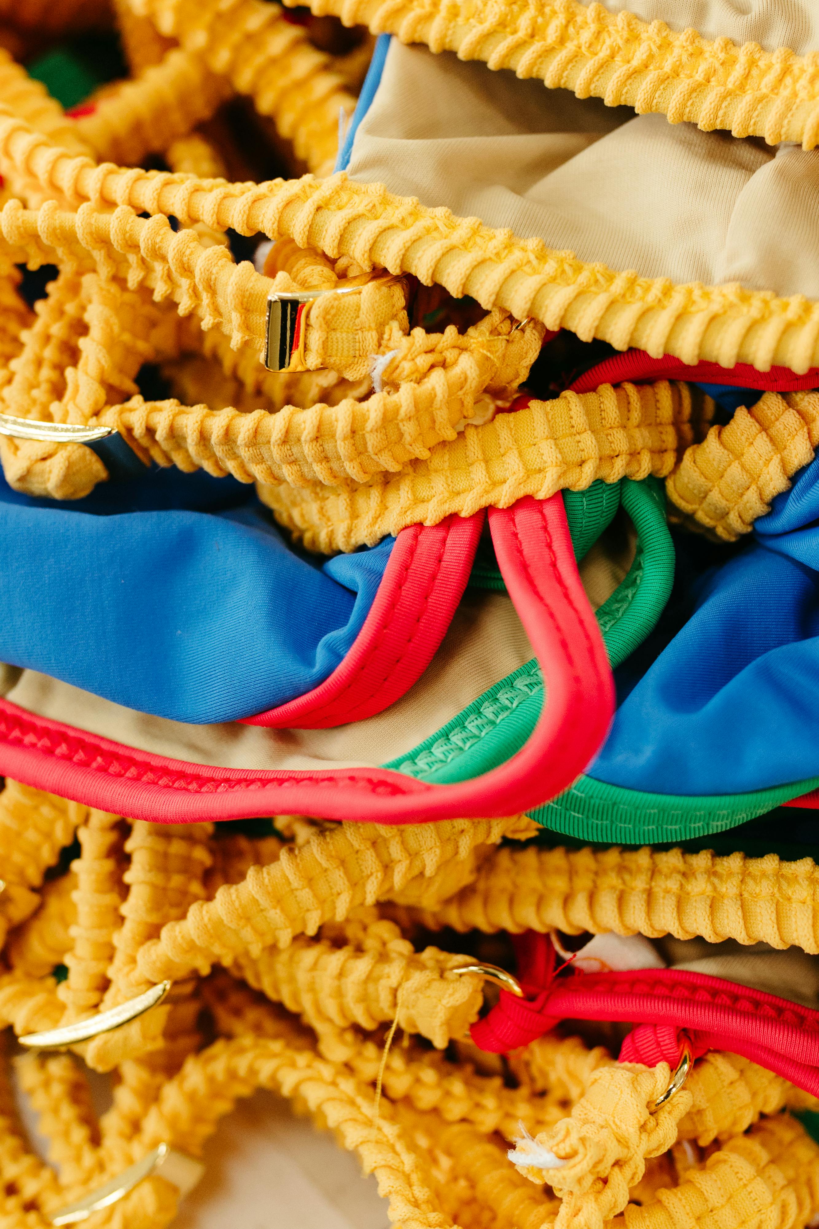 Gratis Tampilan jarak dekat dari karet gelang berwarna cerah yang tersusun kusut. Foto Stok