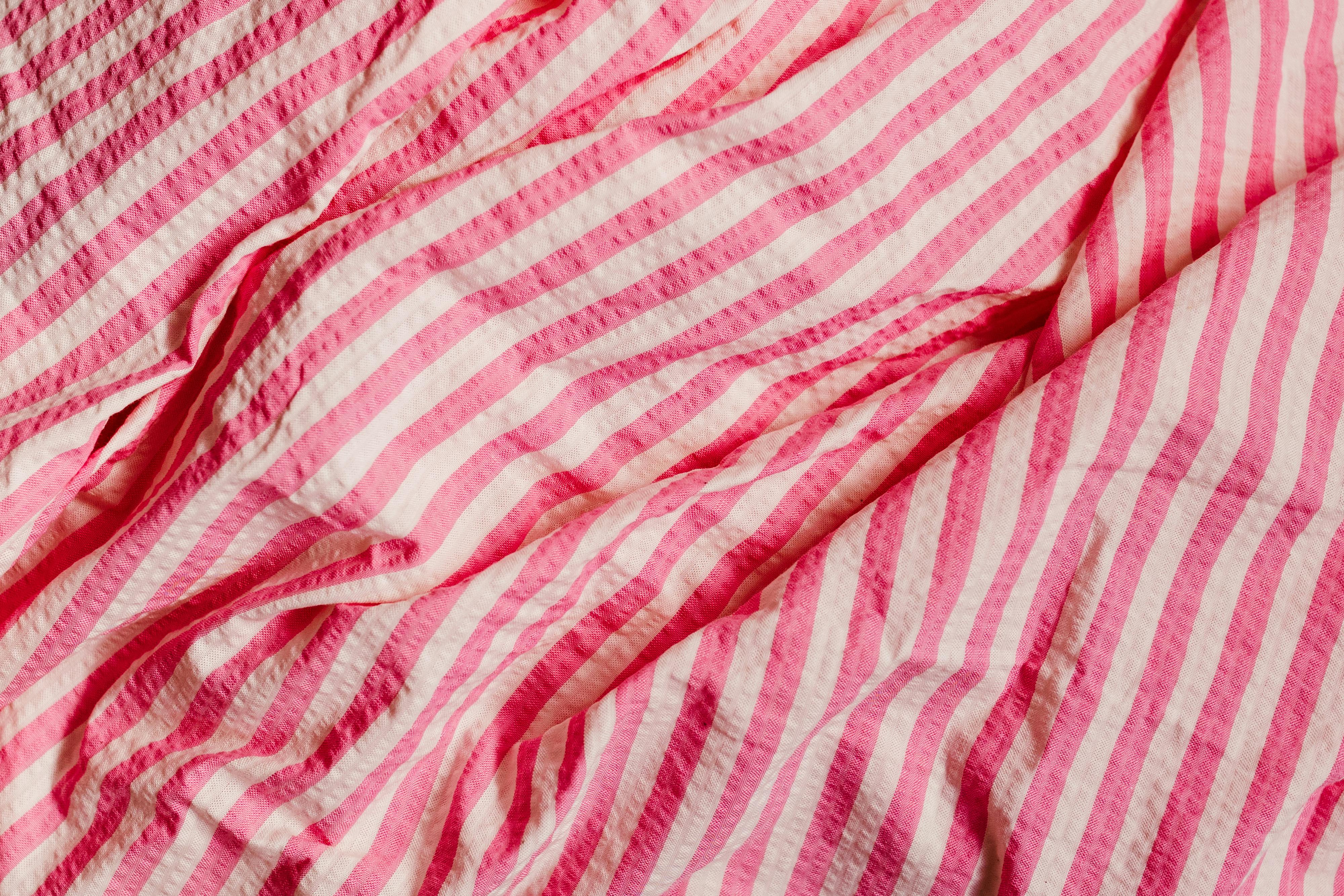бесплатная Высококачественное изображение ткани в розово-белую полоску с текстурированной поверхностью для использования в дизайне. Стоковое фото