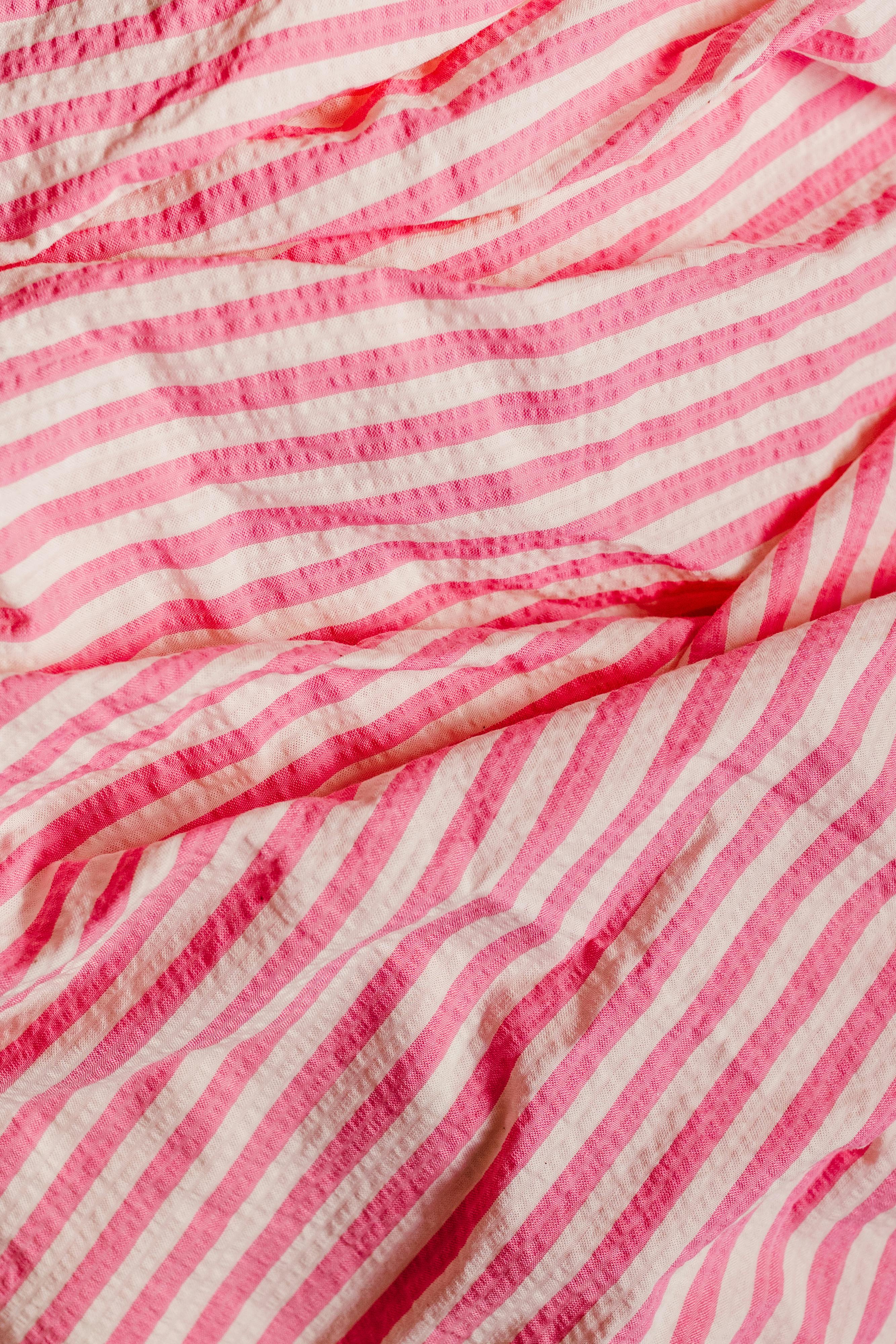 Gratis Tampilan dekat kain bergaris merah muda dan putih dengan pola bertekstur untuk inspirasi desain. Foto Stok