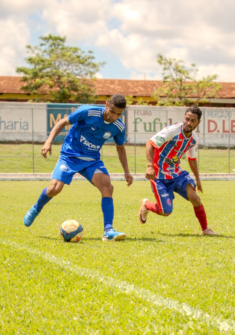 Jogadores com uniforme completo em campo