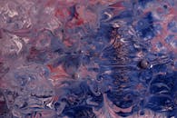 动态丙烯酸绘画的特色在于蓝色与粉红色的漩涡混合以及纹理设计