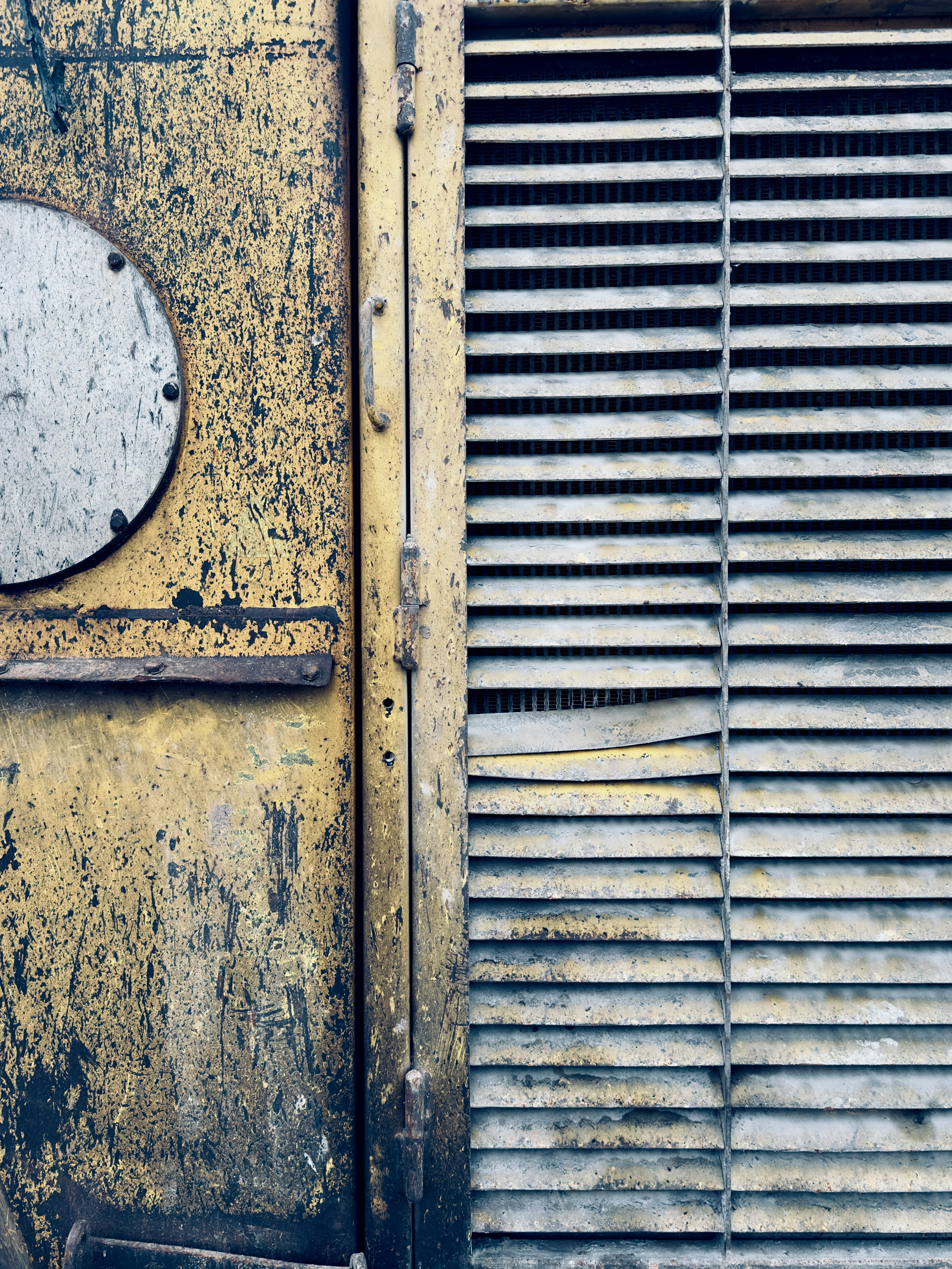 Gratis Nærbillede af en rusten metaludluftningskanal med afskallet maling, der fremviser vejrbidte industrielle teksturer. Lagerfoto