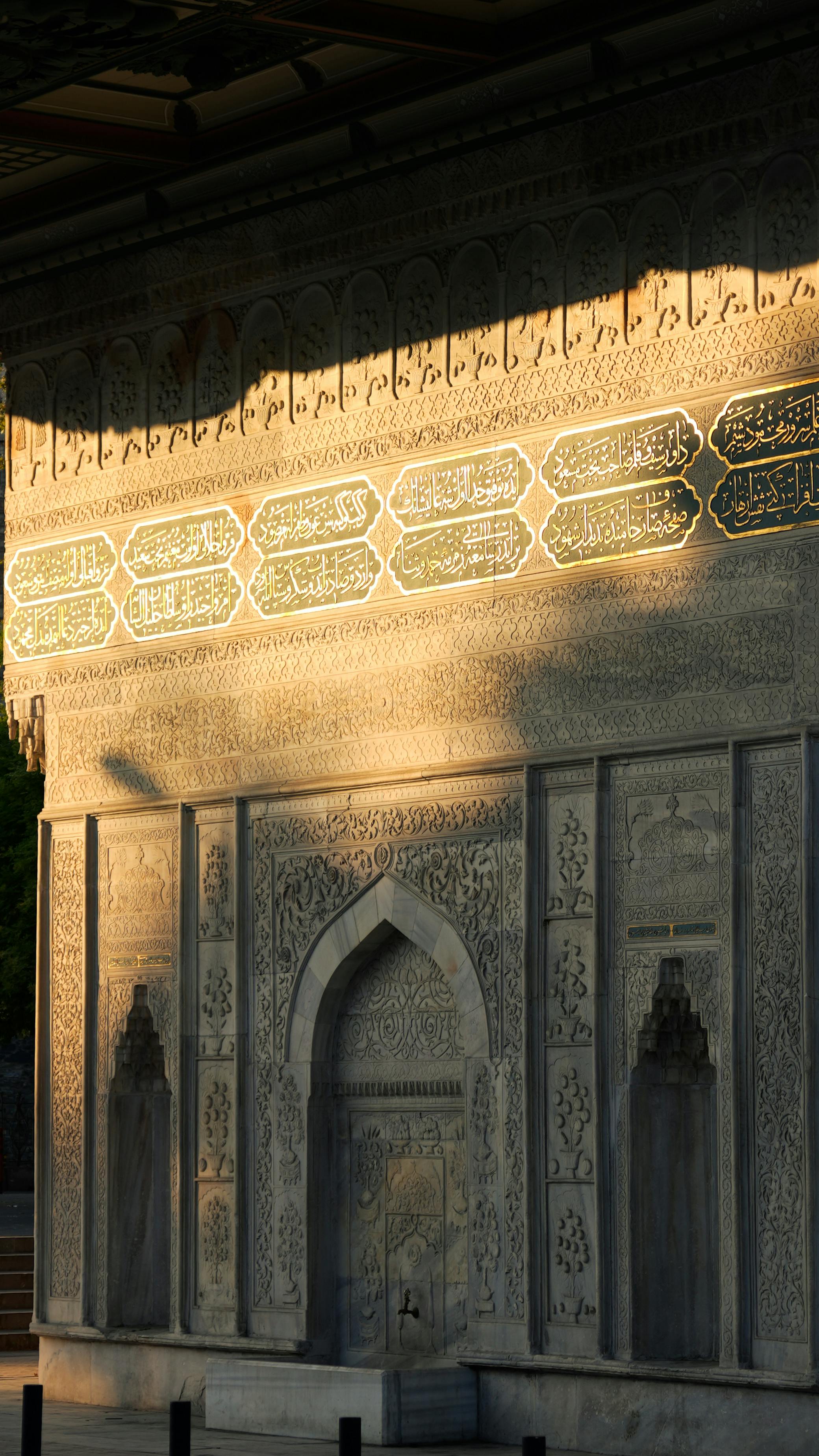 бесплатная Изысканная османская архитектура, освещенная солнечным светом, в Стамбуле, Турция. Стоковое фото