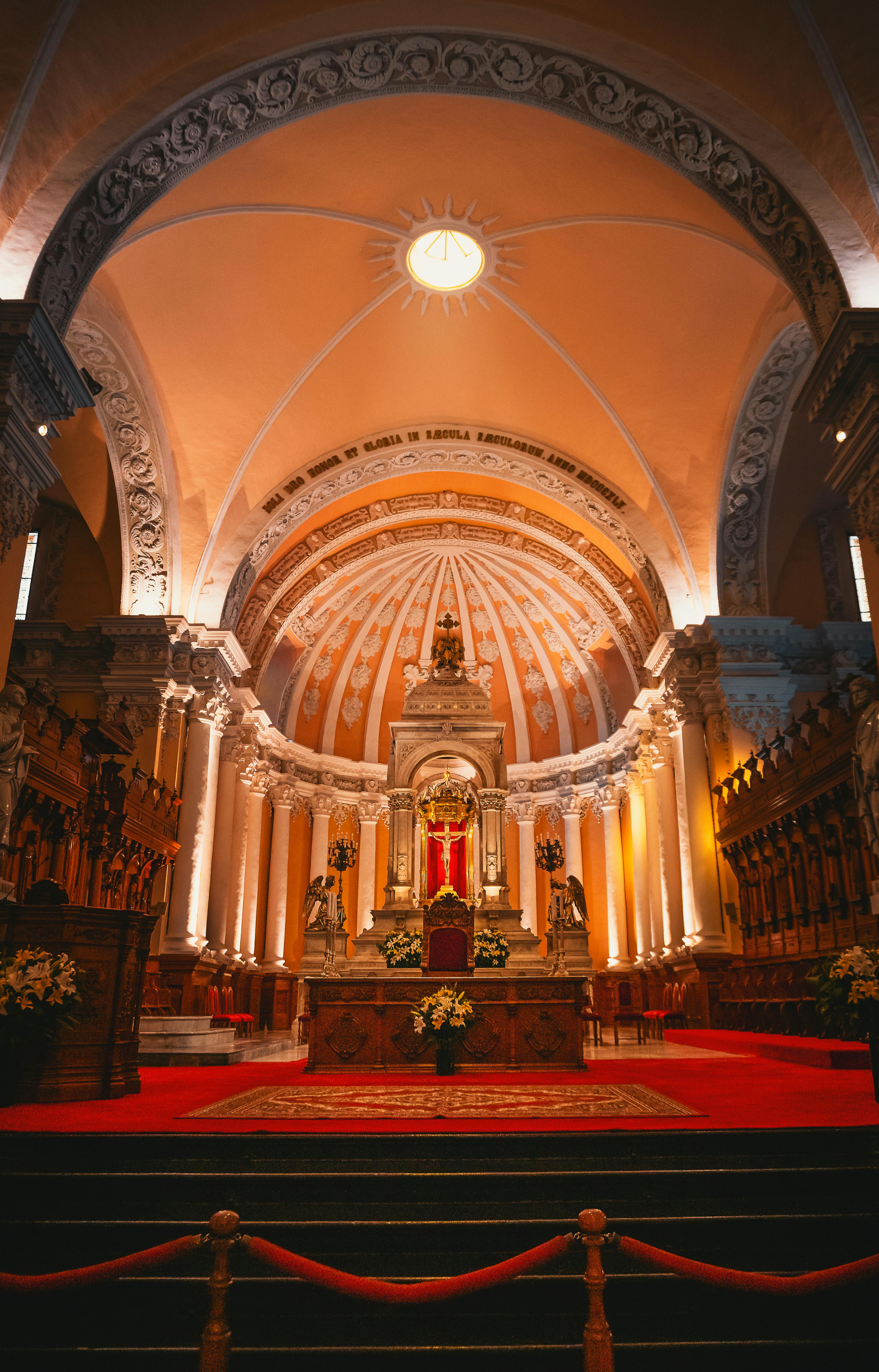 Gratis Pemandangan menakjubkan dari interior Katedral Arequipa yang berornamen indah, menampilkan keindahan arsitekturnya. Foto Stok