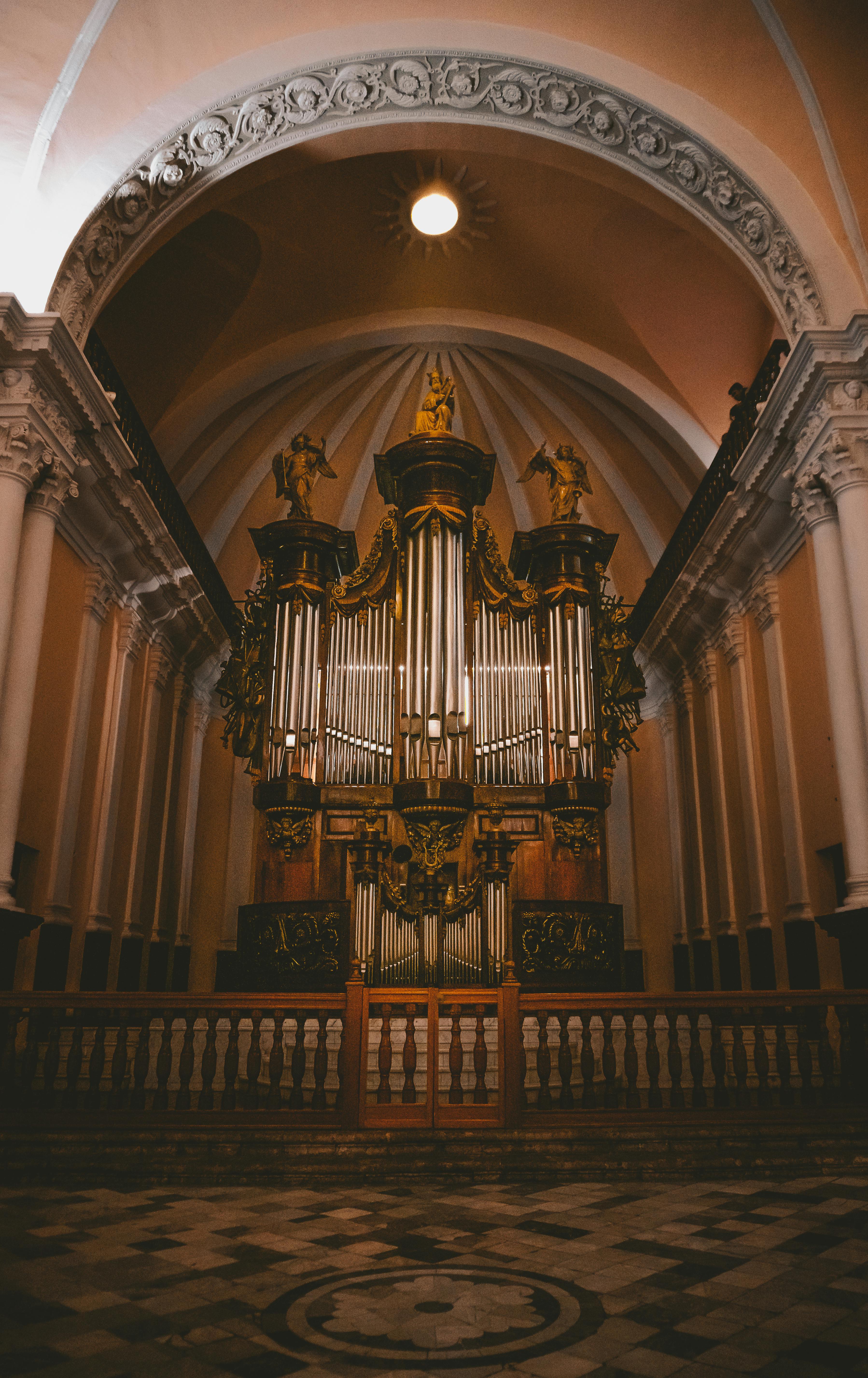 無料 ペルーの歴史的なアレキパ大聖堂内の壮大なオルガンの眺め。 写真素材