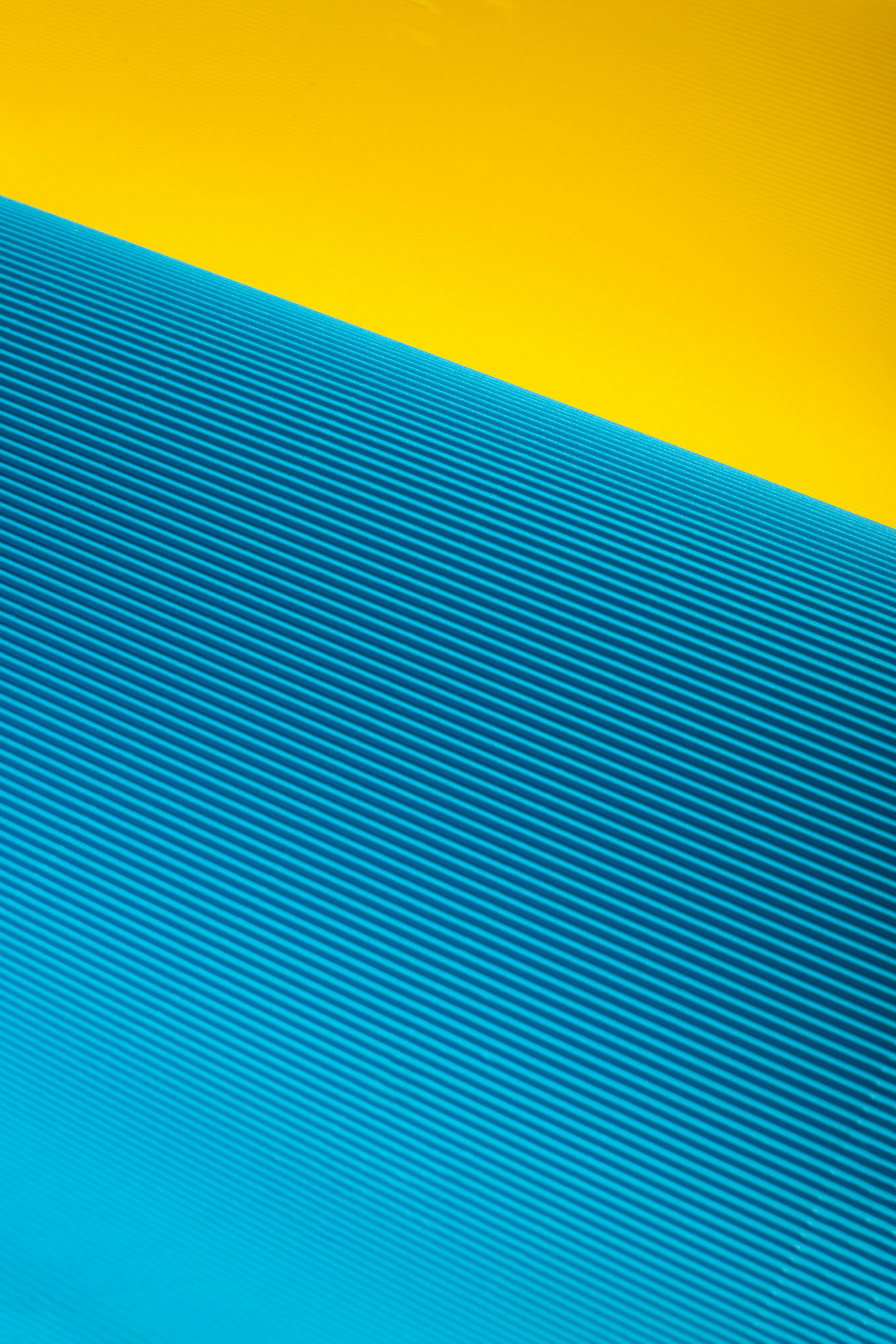Free A modern abstract image with diagonal blue and yellow stripes, creating a vibrant and dynamic look. Stock Photo