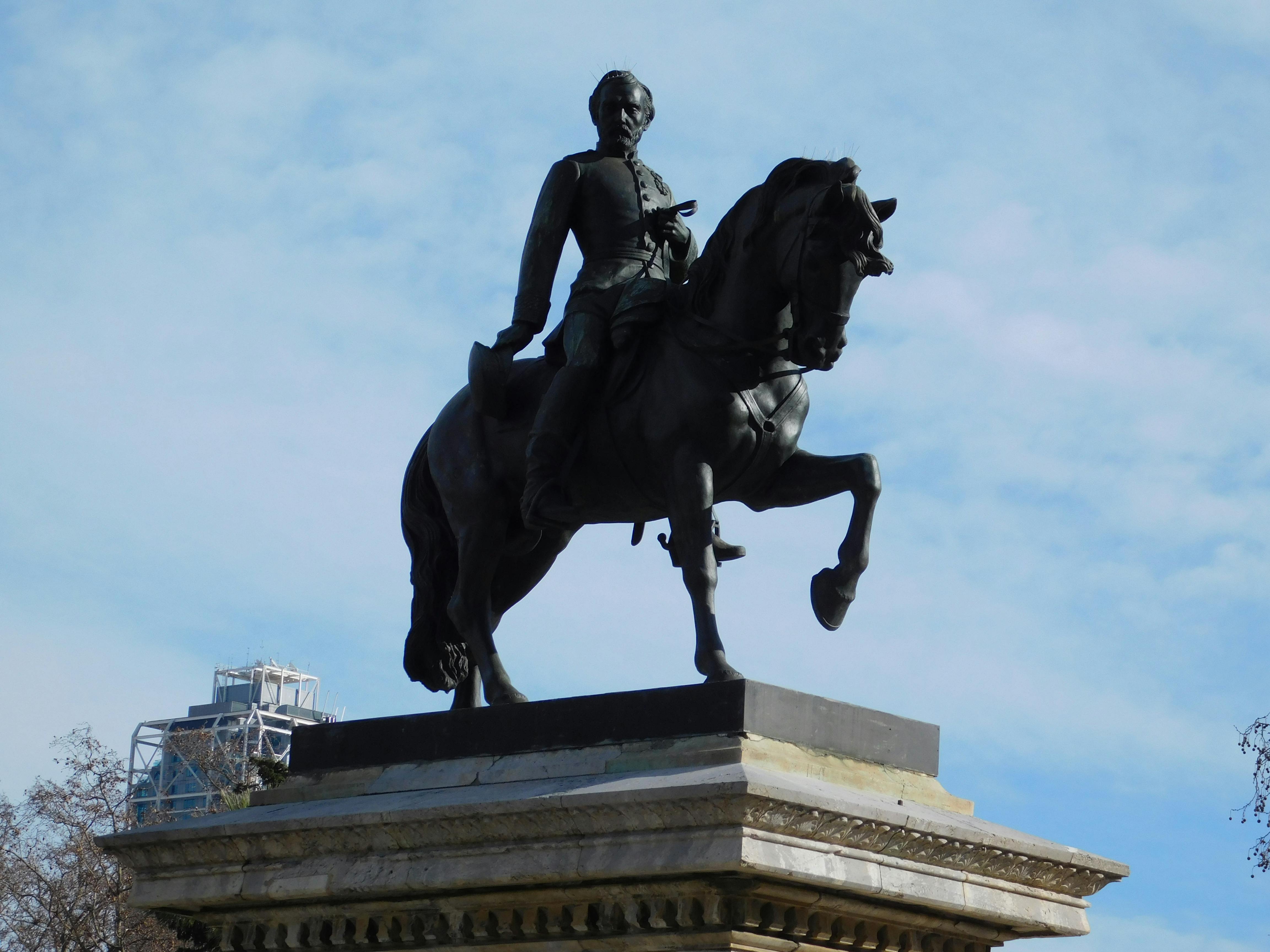 Gratis Sebuah patung berkuda yang mencolok berdiri tegak di Barcelona, ​​menangkap esensi dari pemandangan kota tersebut. Foto Stok