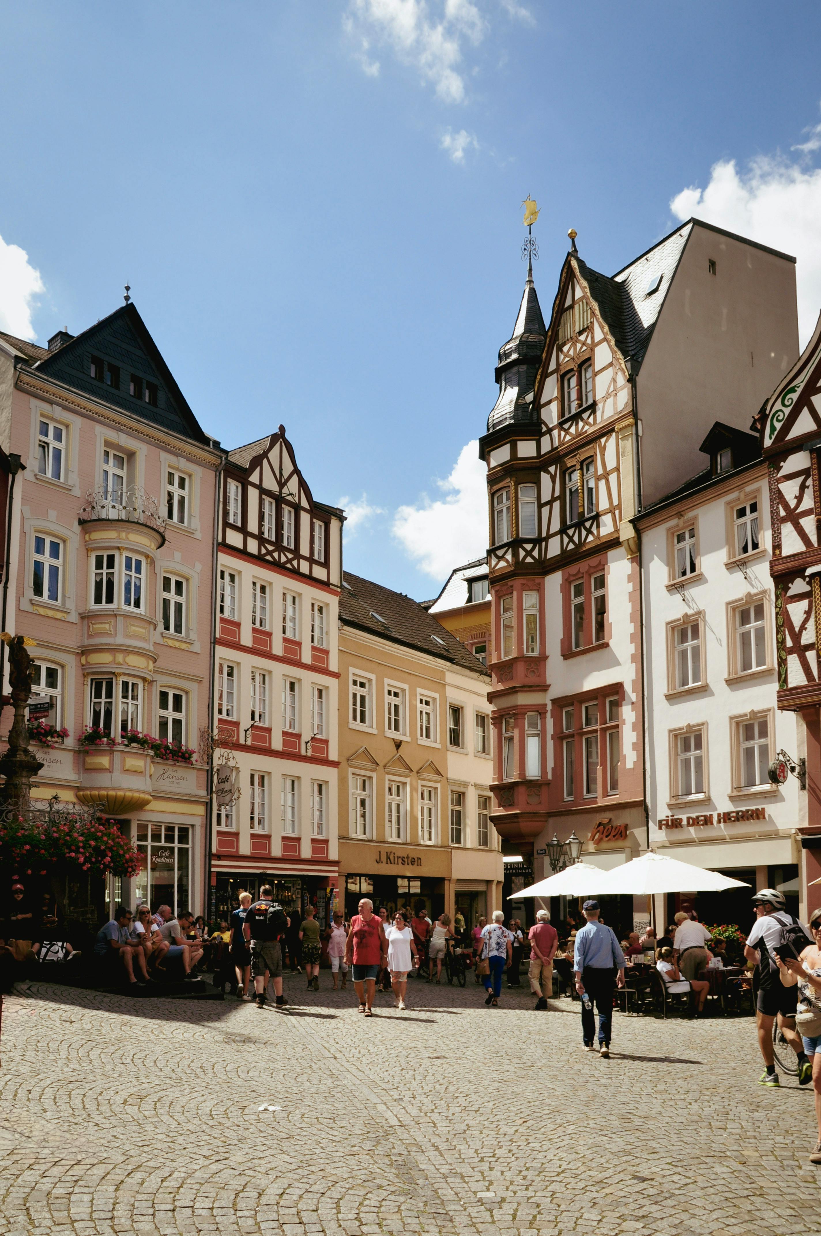 бесплатная Исследуйте живописную средневековую архитектуру Бернкастель-Кюса в Германии под ясным голубым небом. Стоковое фото