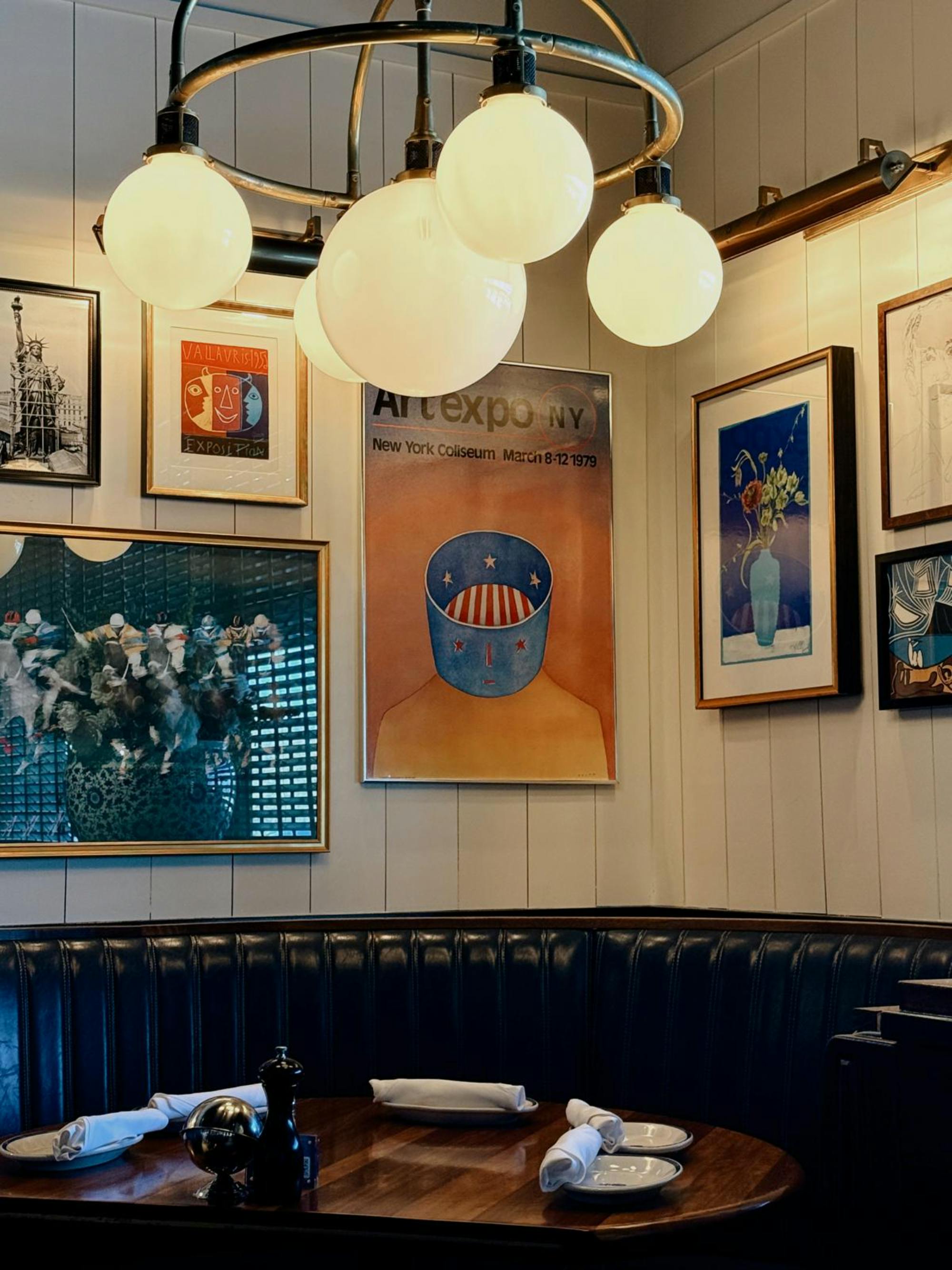 бесплатная Стильный обеденный зал в ресторане в Далласе с художественным декором и элегантным освещением. Стоковое фото