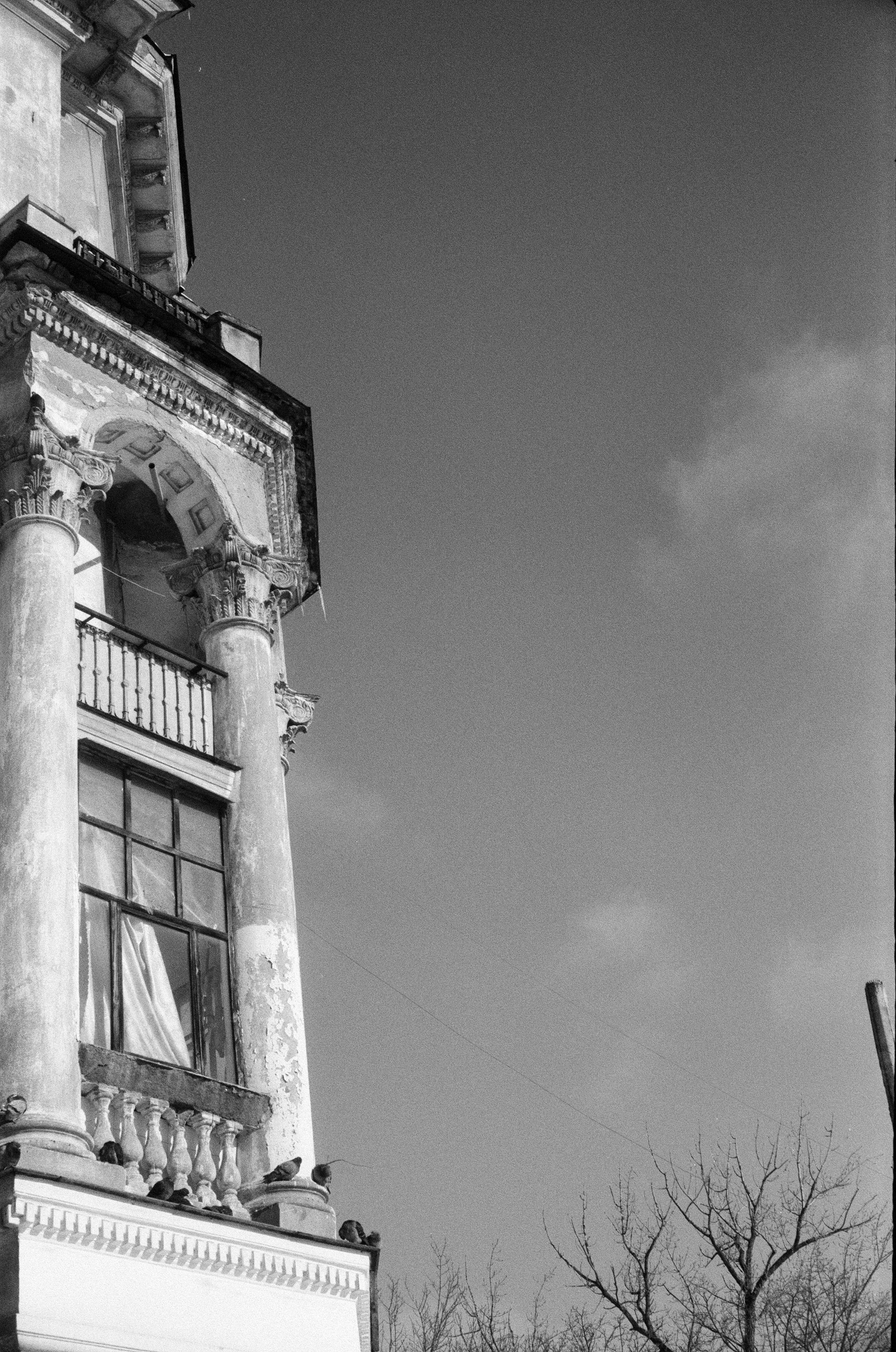Free Elegant vintage architecture with columns under a clear sky in Ukraine. Stock Photo