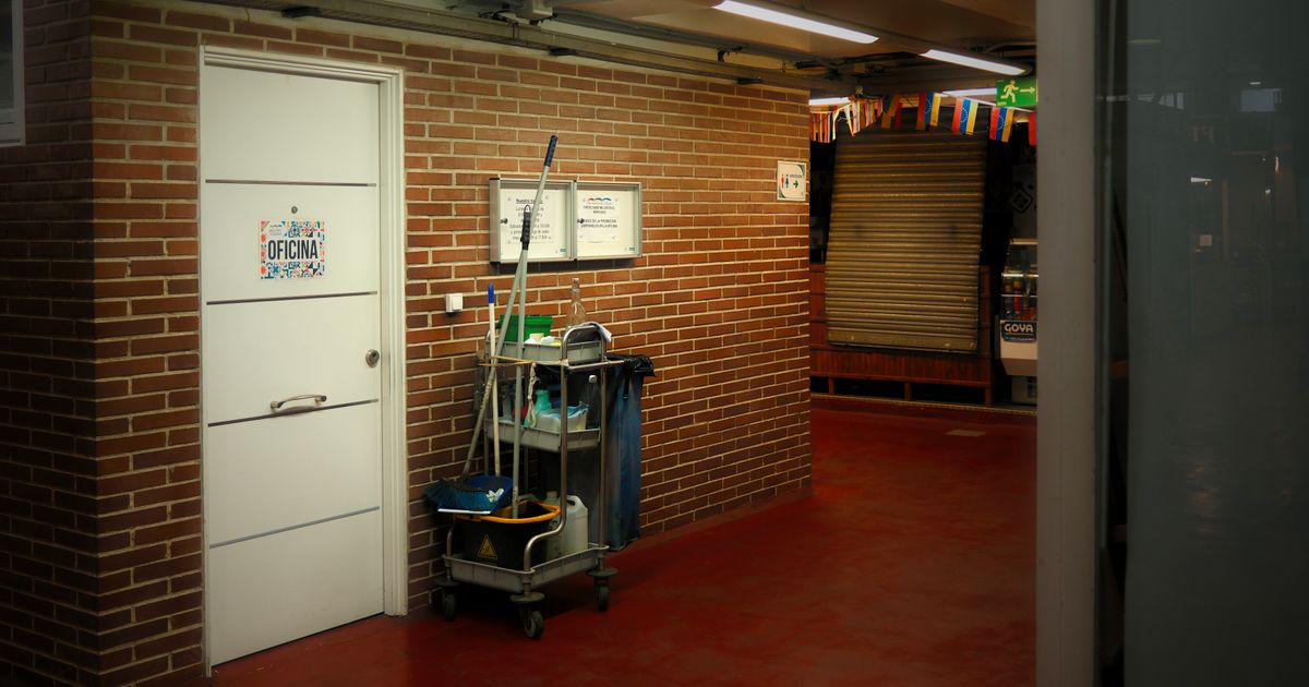 Reinigungswagen im Flur eines Gebäudes – feste Objekte und wiederkehrende Touren in der Unterhaltsreinigung