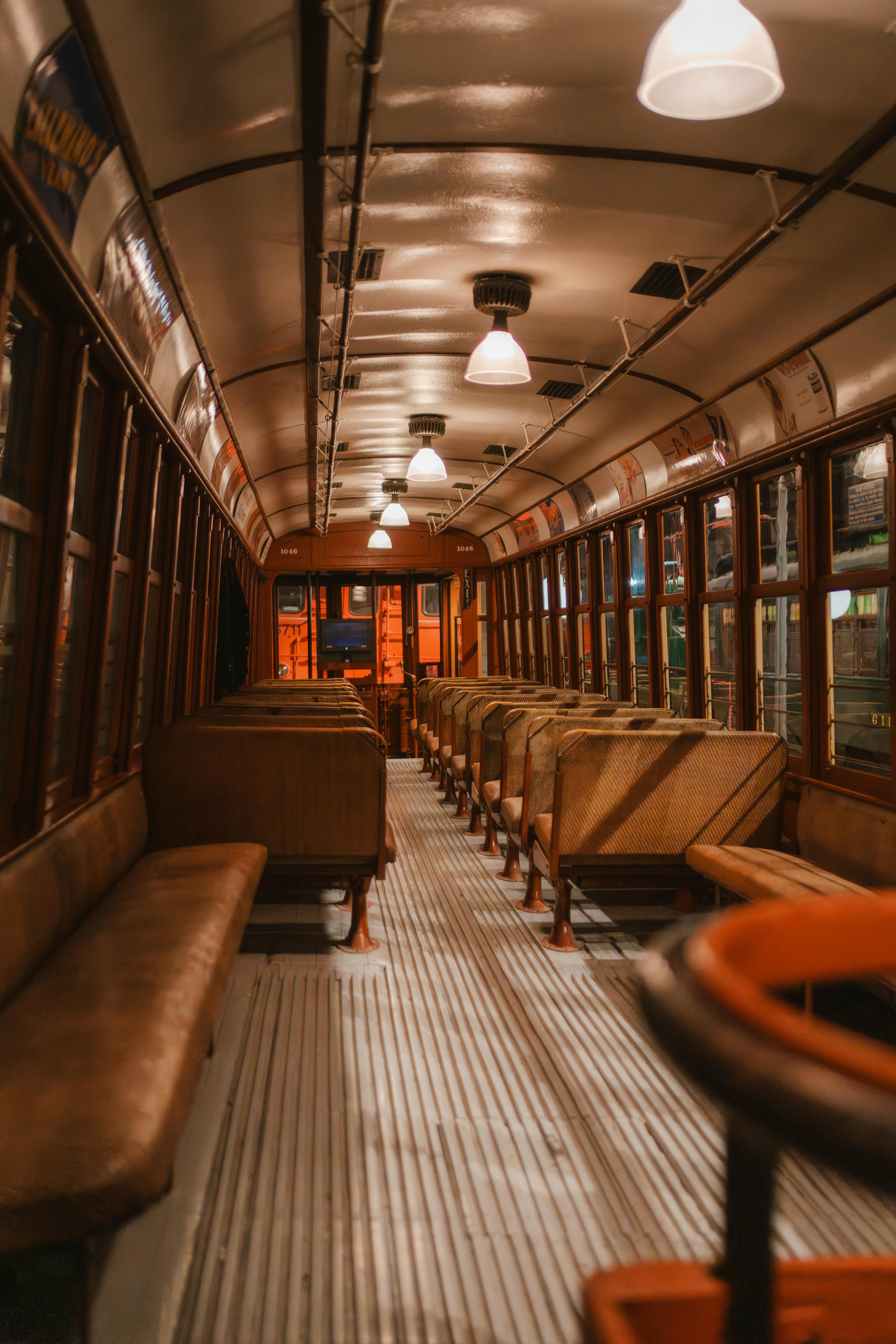 無料 ケベック州カンディアックの夜に撮影された、美しく保存されたビンテージの路面電車の内部を探索しましょう。 写真素材