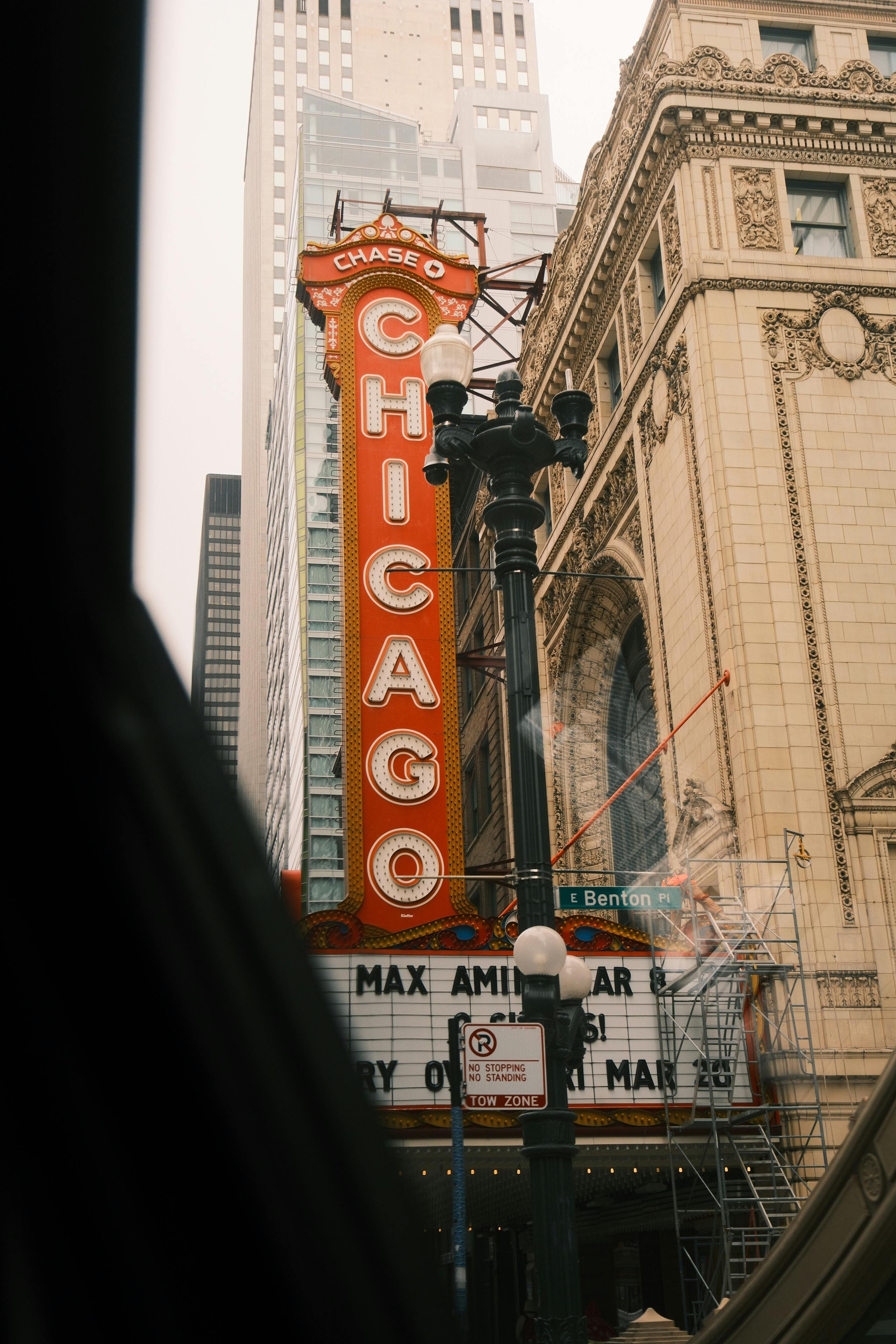 Gratis Utsikt over det ikoniske Chicago Theater-skiltet midt i historisk arkitektur i sentrum av Chicago. Arkivbilde
