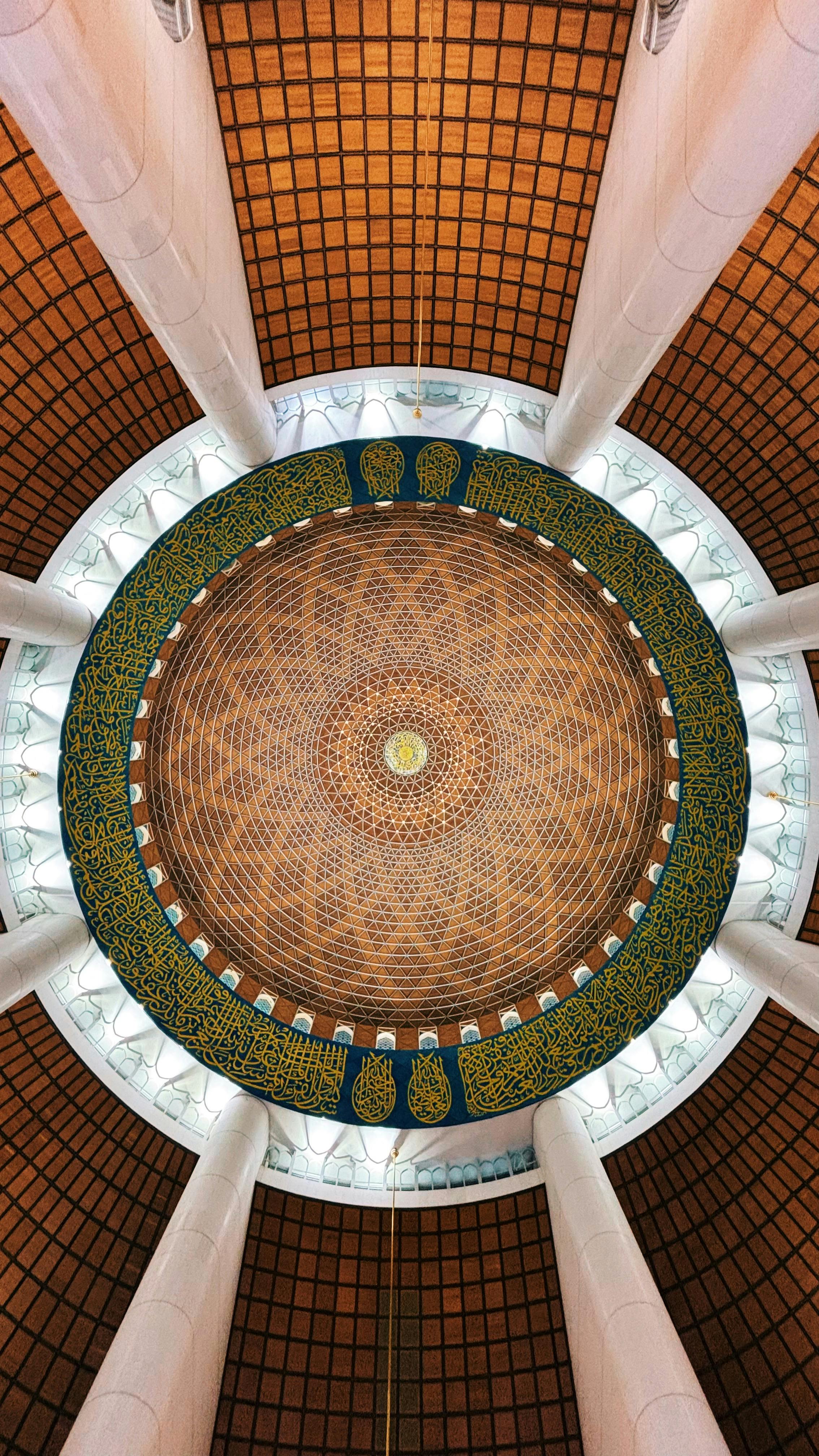 無料 イスラムの幾何学模様が特徴的な、シャー・アラムにある華やかなモスクのドーム天井の詳細図。 写真素材