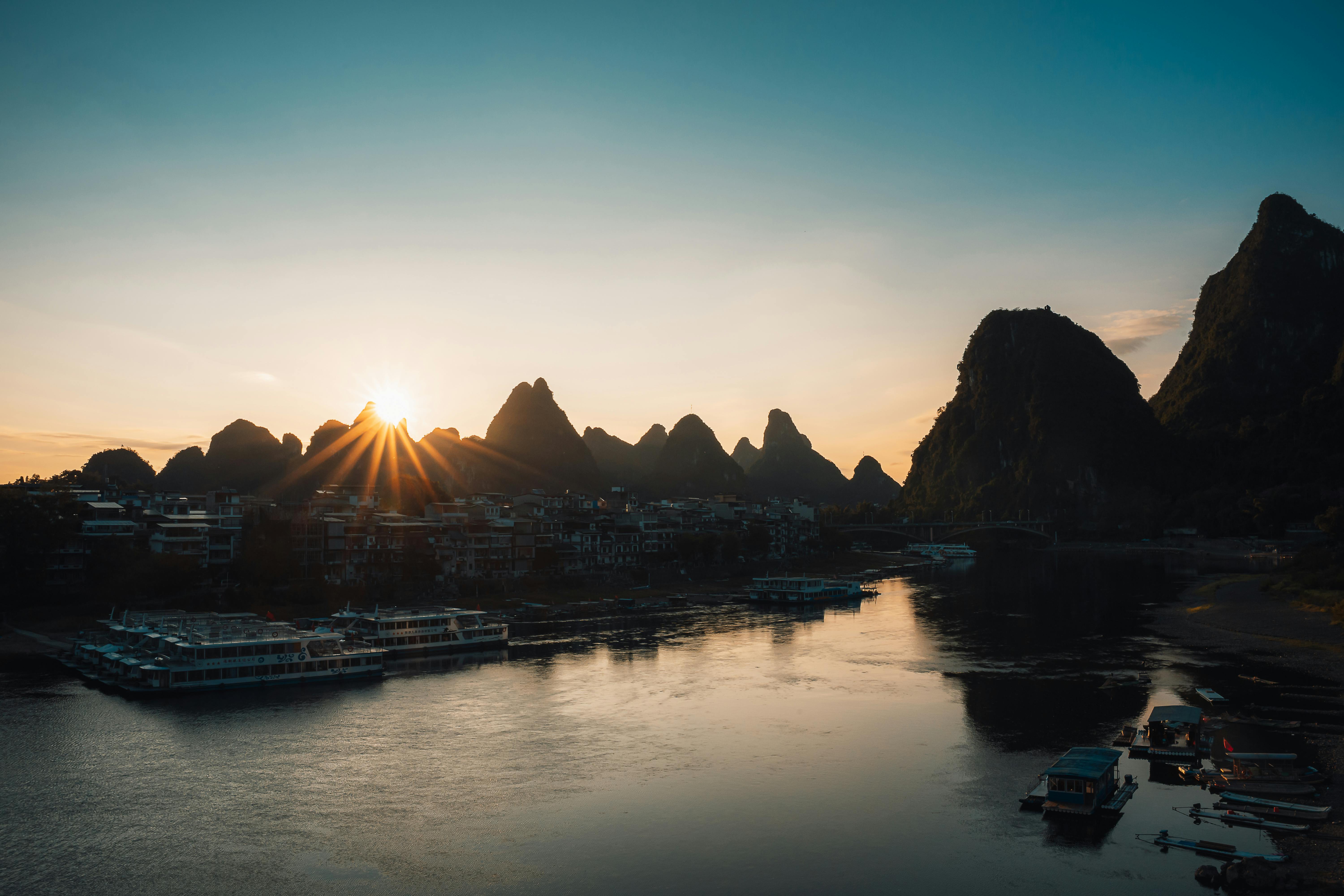 Gratis Fantastisk solnedgangsutsikt med karstfjell i Guilin, Kina. Arkivbilde