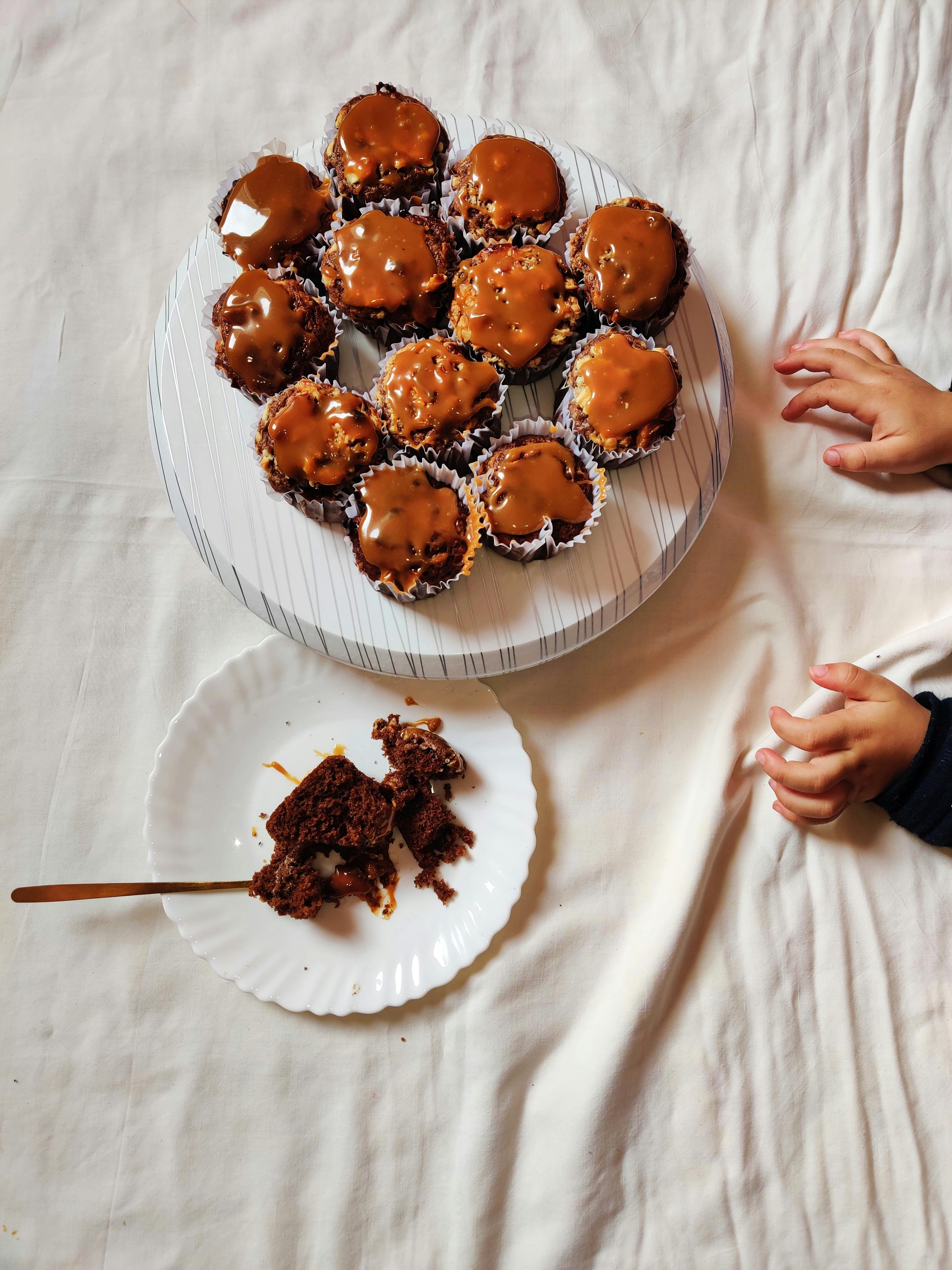 Gratis Et fristende fat med mørke sjokoladecupcakes med karamellglasur, perfekt for dessertelskere. Arkivbilde