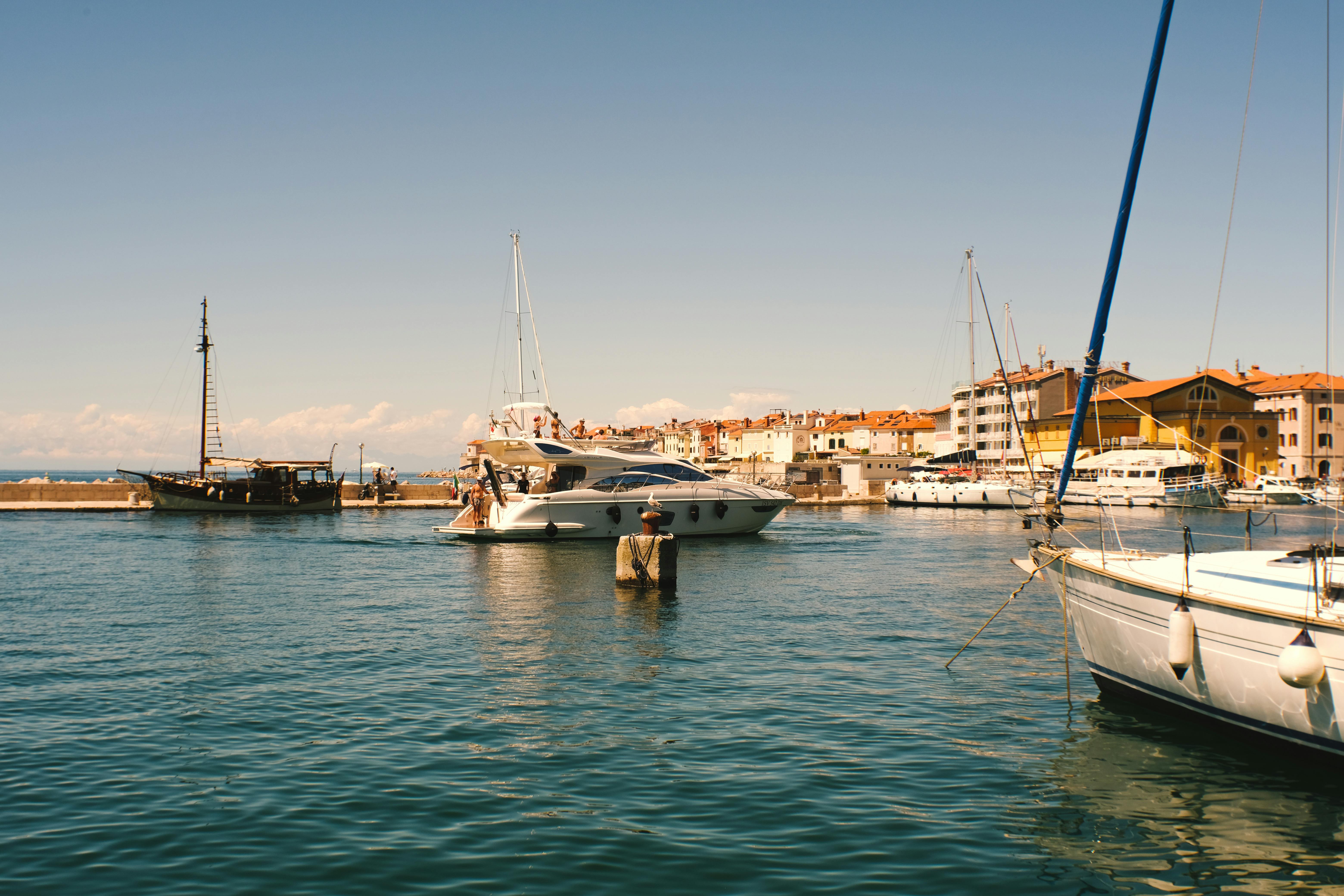 Gratis Kapal pesiar yang indah berlabuh di marina yang cerah di Slovinsko, memancarkan kemewahan dan kenyamanan. Foto Stok