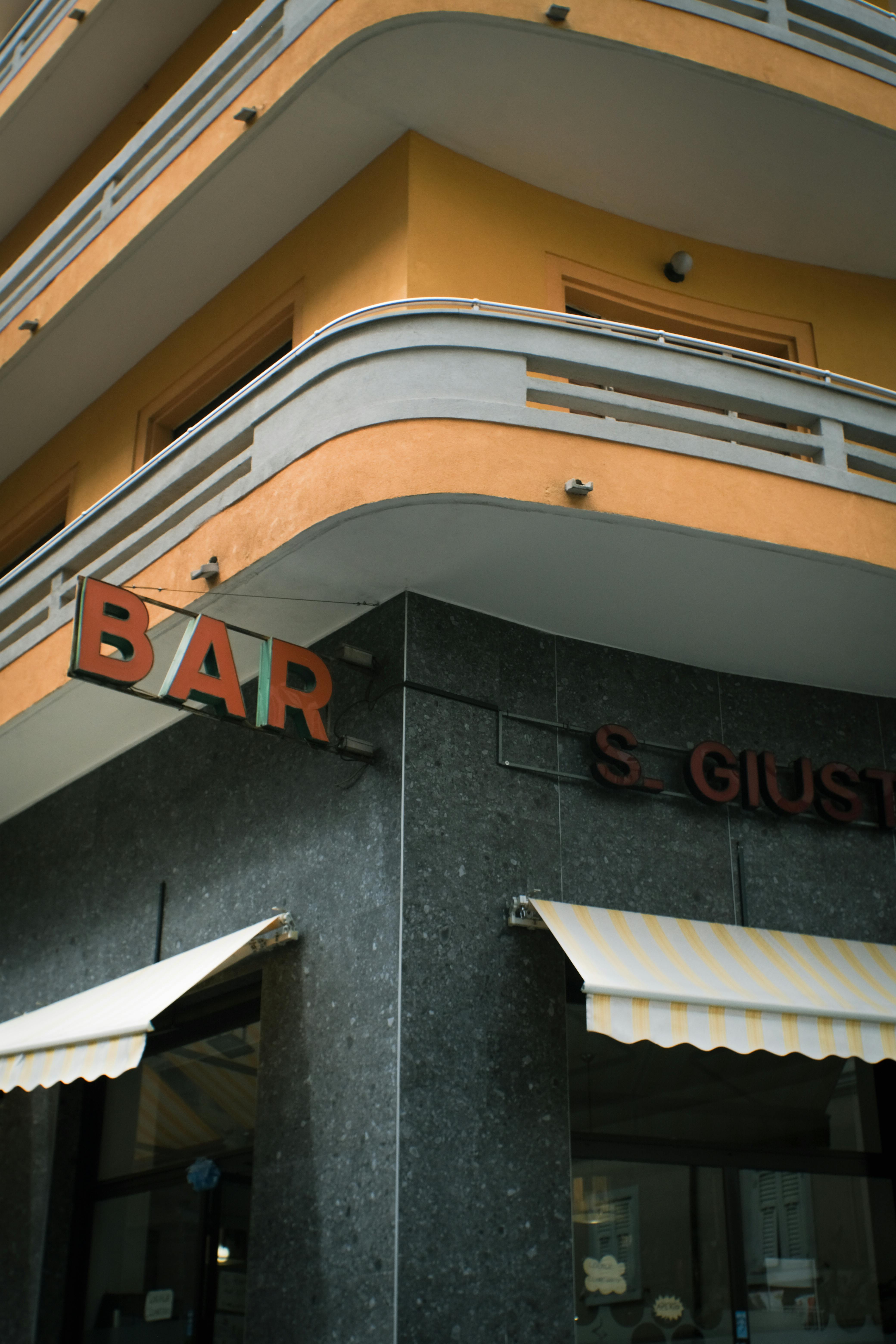 бесплатная Вид с угла на фасад бара в стиле ар-деко, выполненный в ярких цветах, в Словении. Стоковое фото